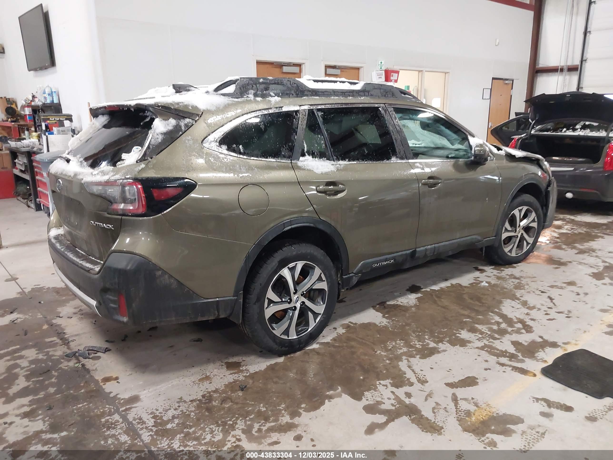 SUBARU OUTBACK image 4