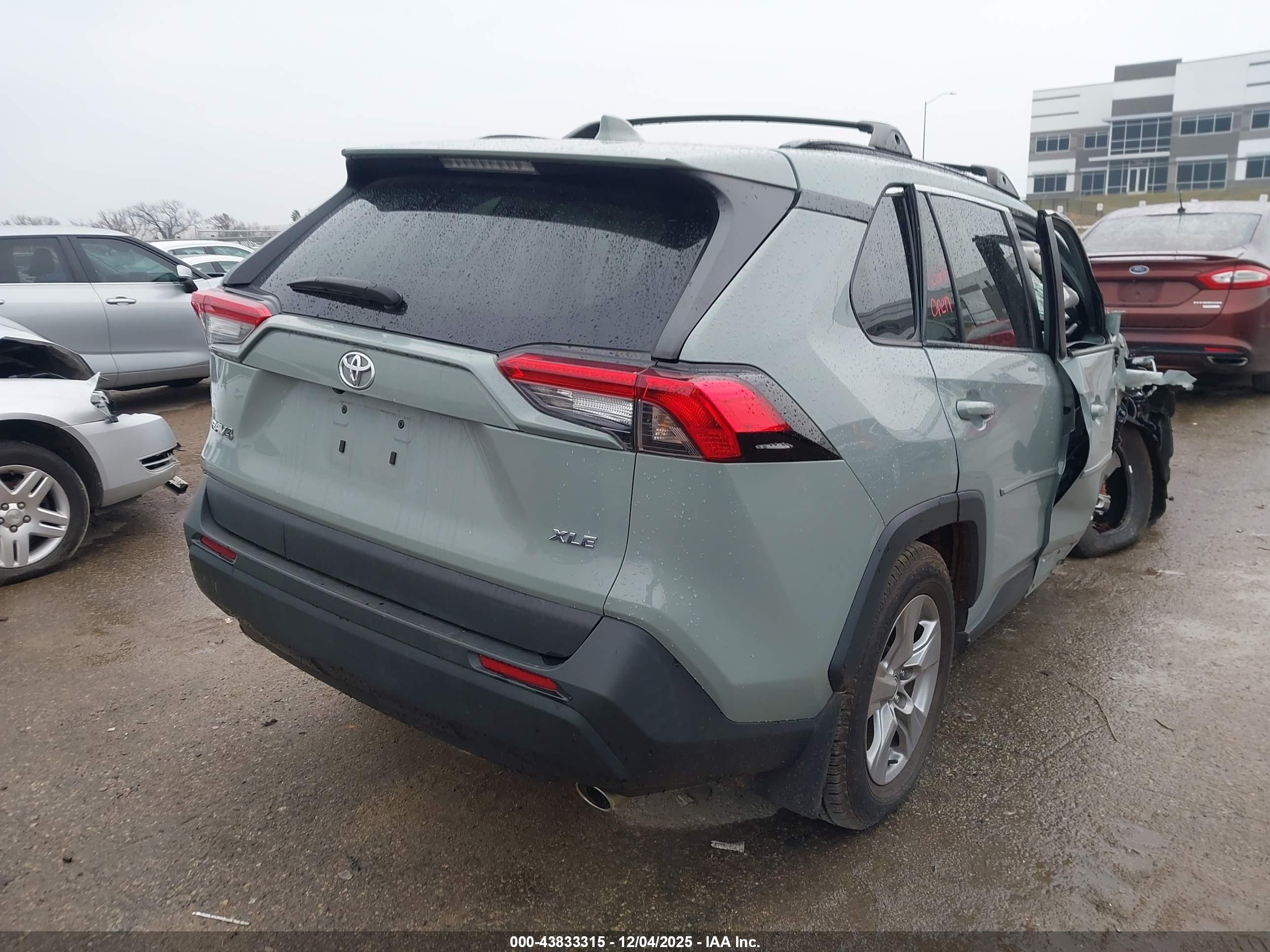 TOYOTA RAV4 image 4