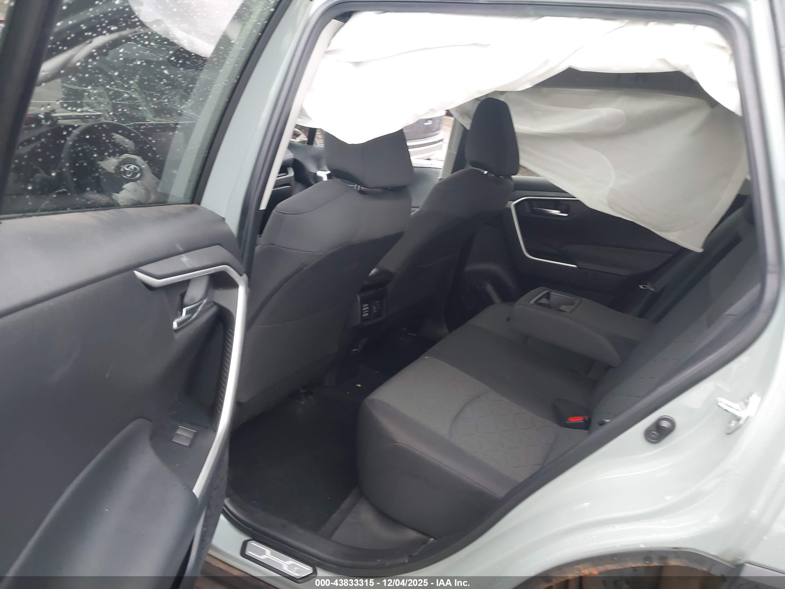 TOYOTA RAV4 image 8