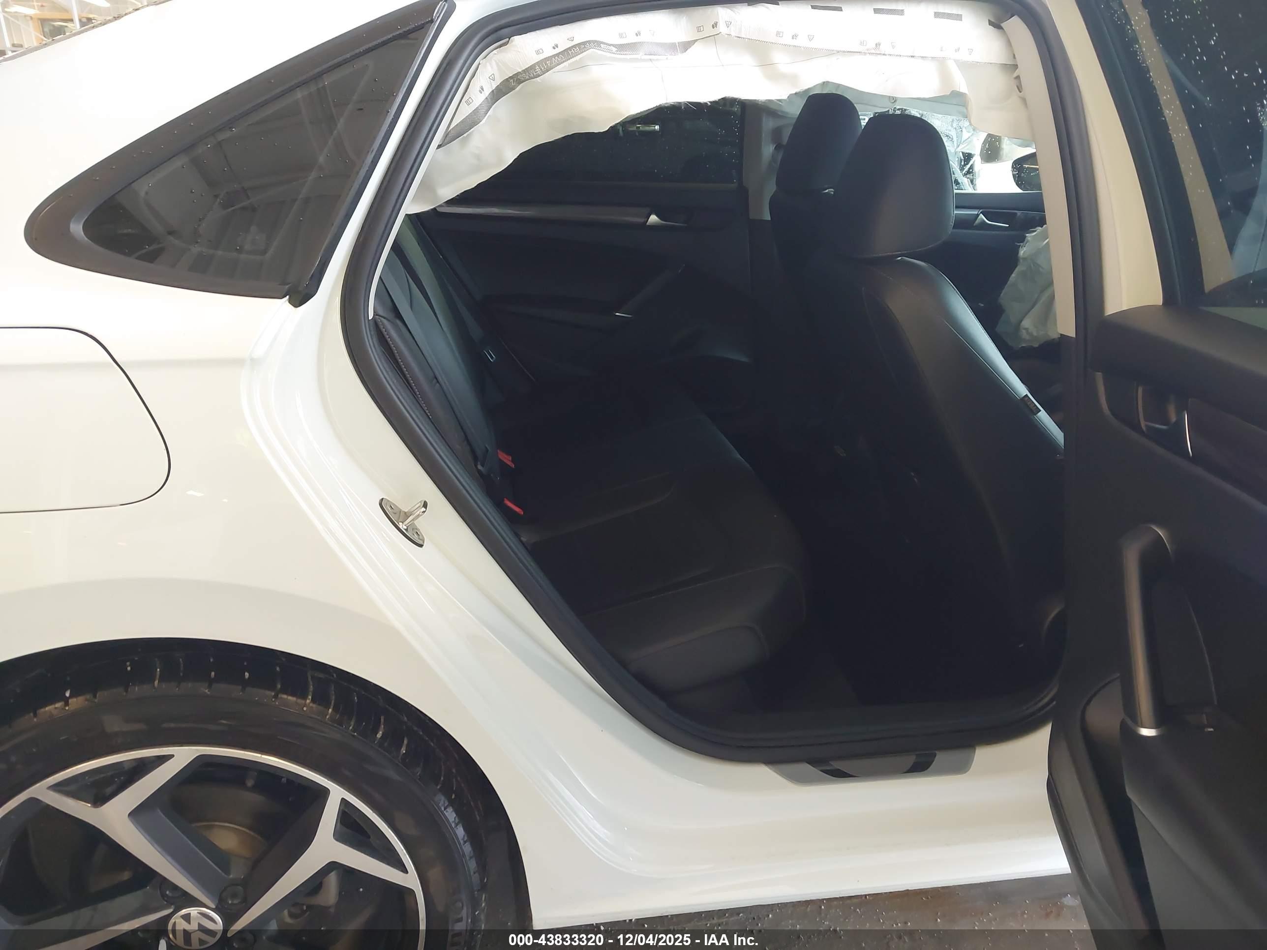 VOLKSWAGEN PASSAT image 8