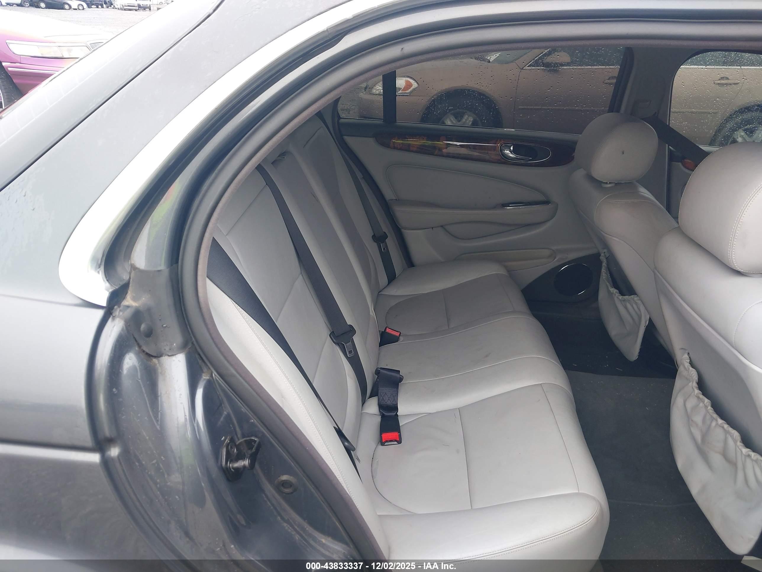 JAGUAR XJ image 8