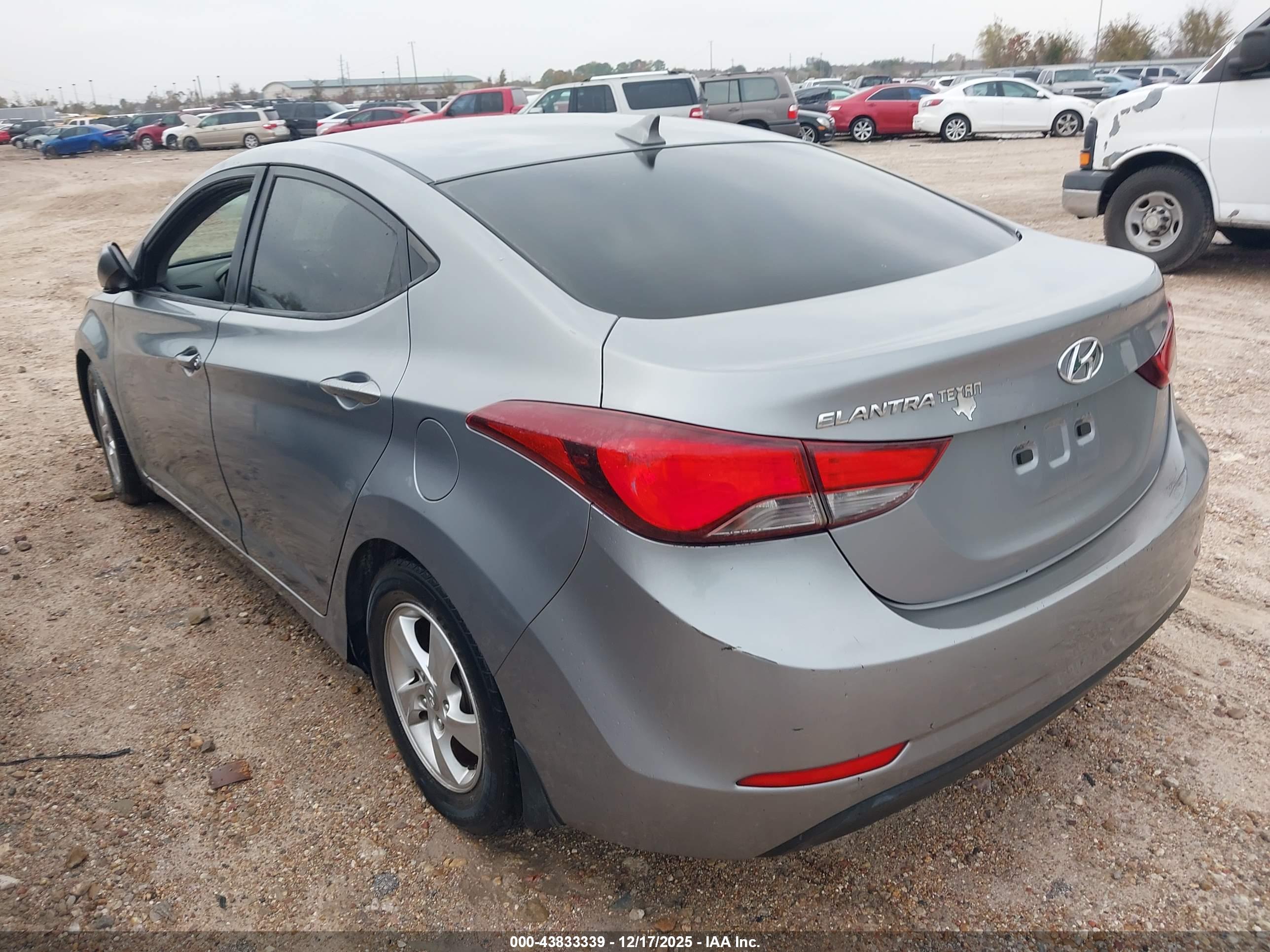 HYUNDAI ELANTRA image 3