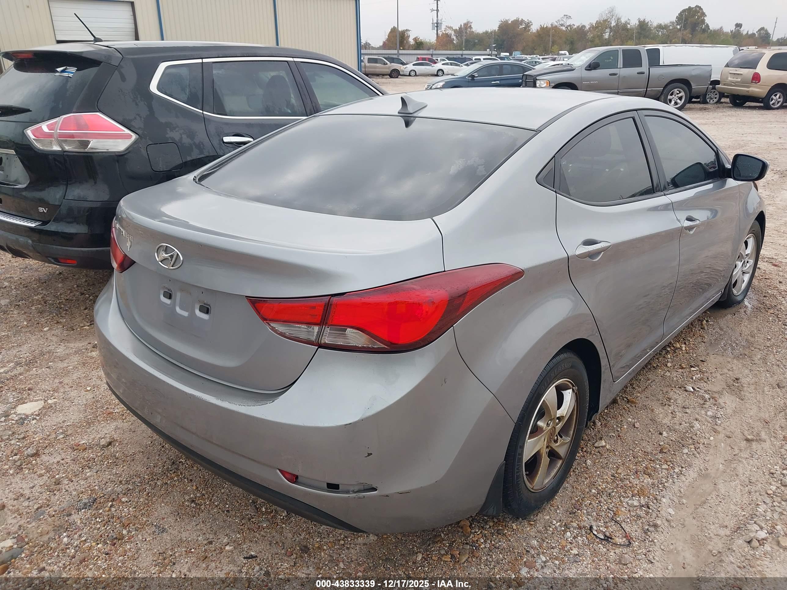 HYUNDAI ELANTRA image 4