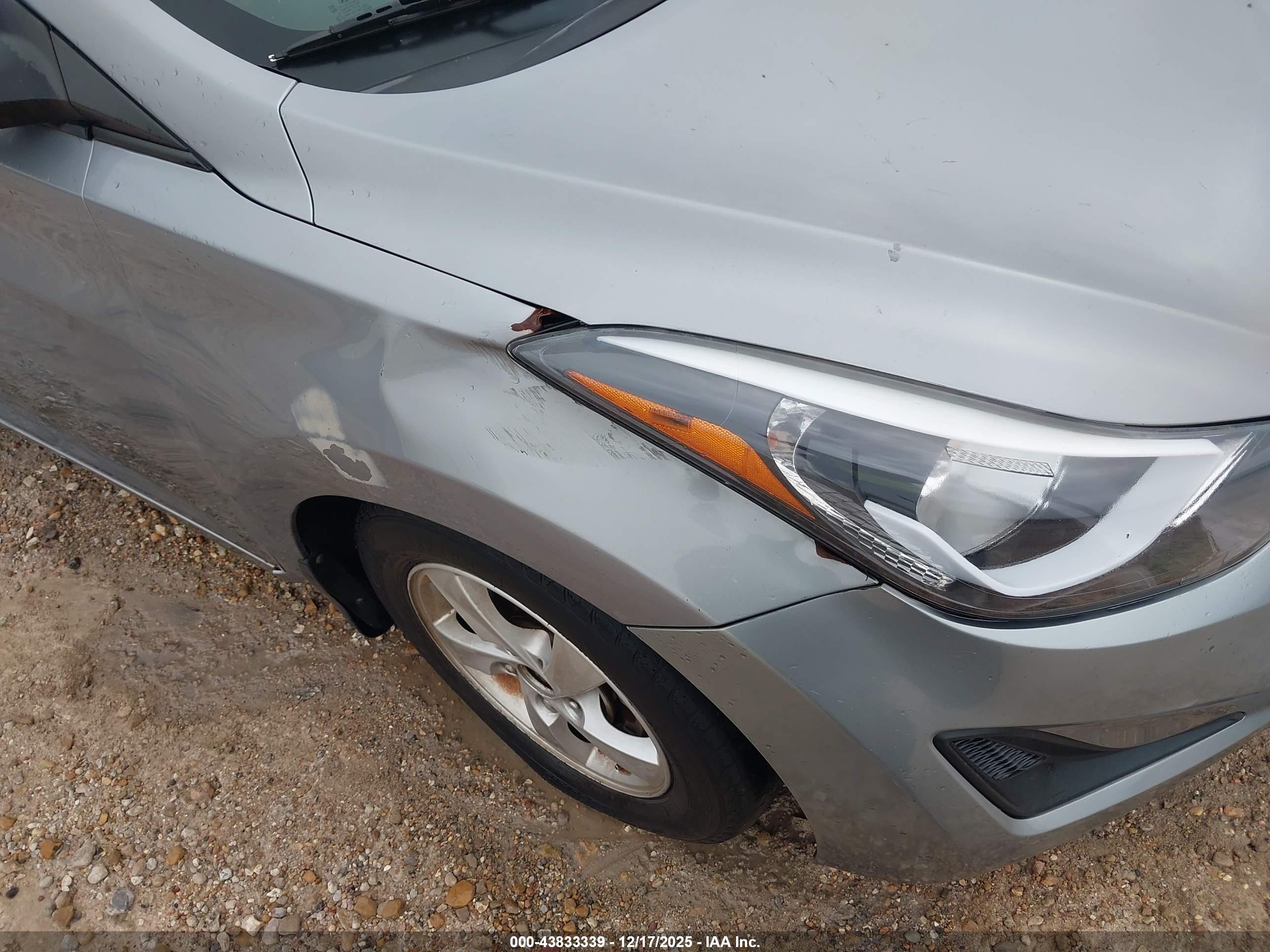 HYUNDAI ELANTRA image 6