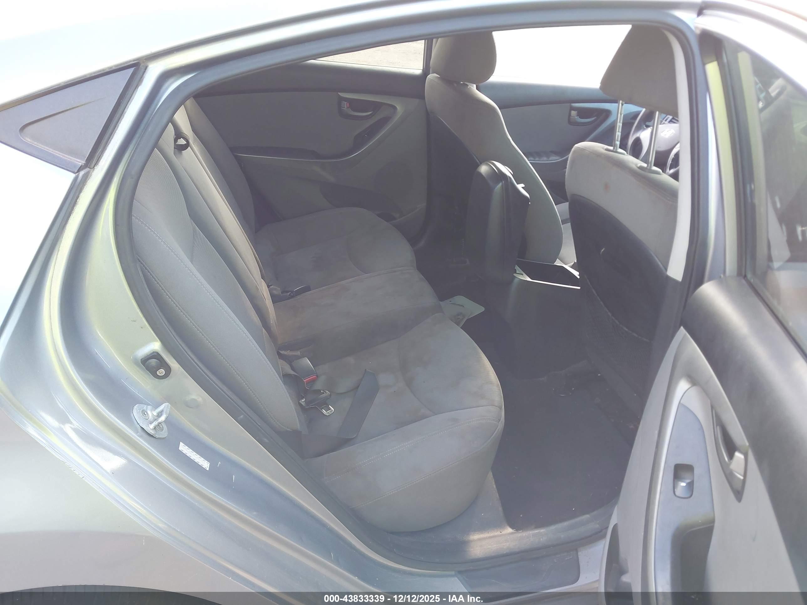 HYUNDAI ELANTRA image 8