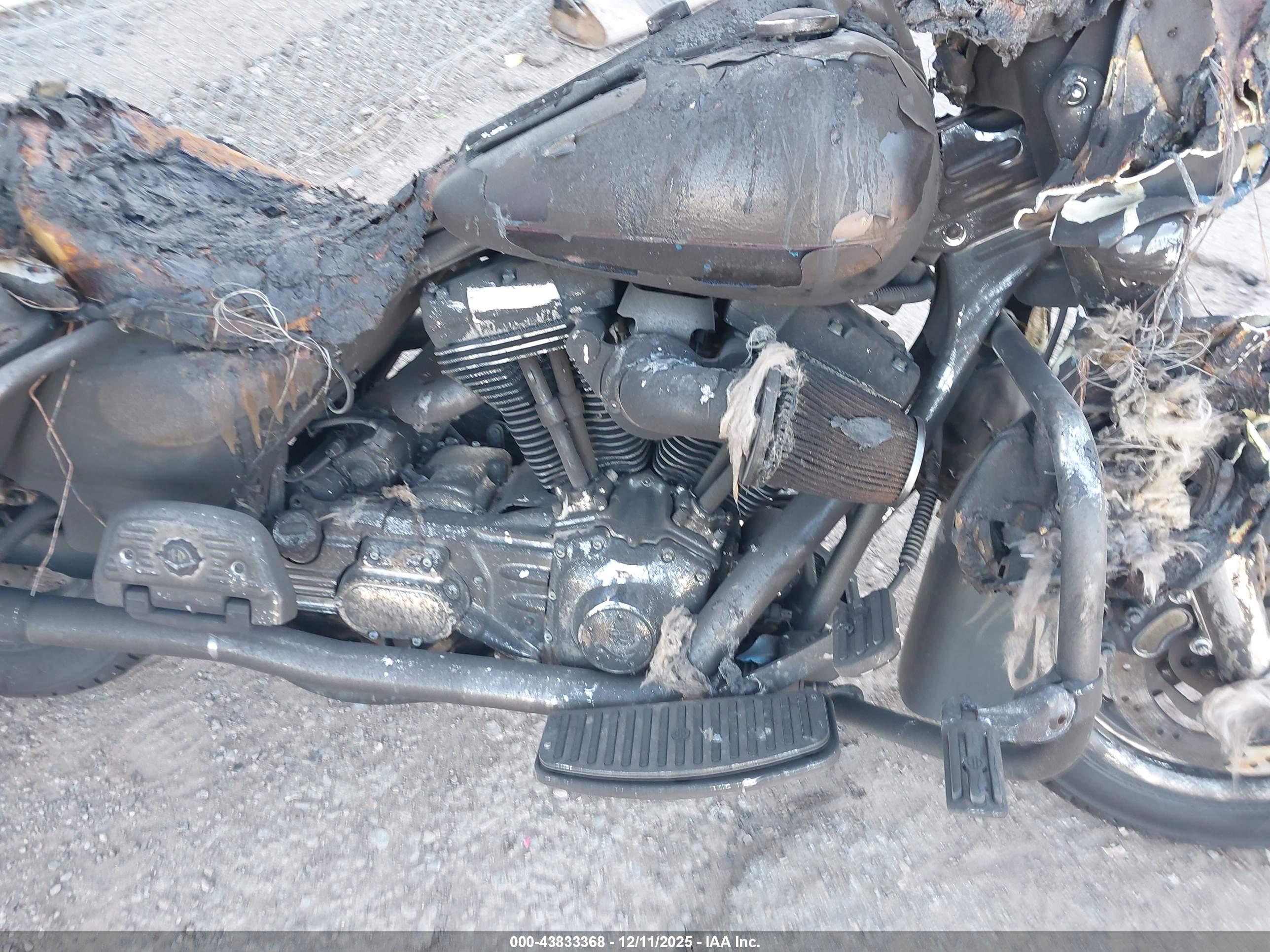 HARLEY-DAVIDSON FLHPI image 8