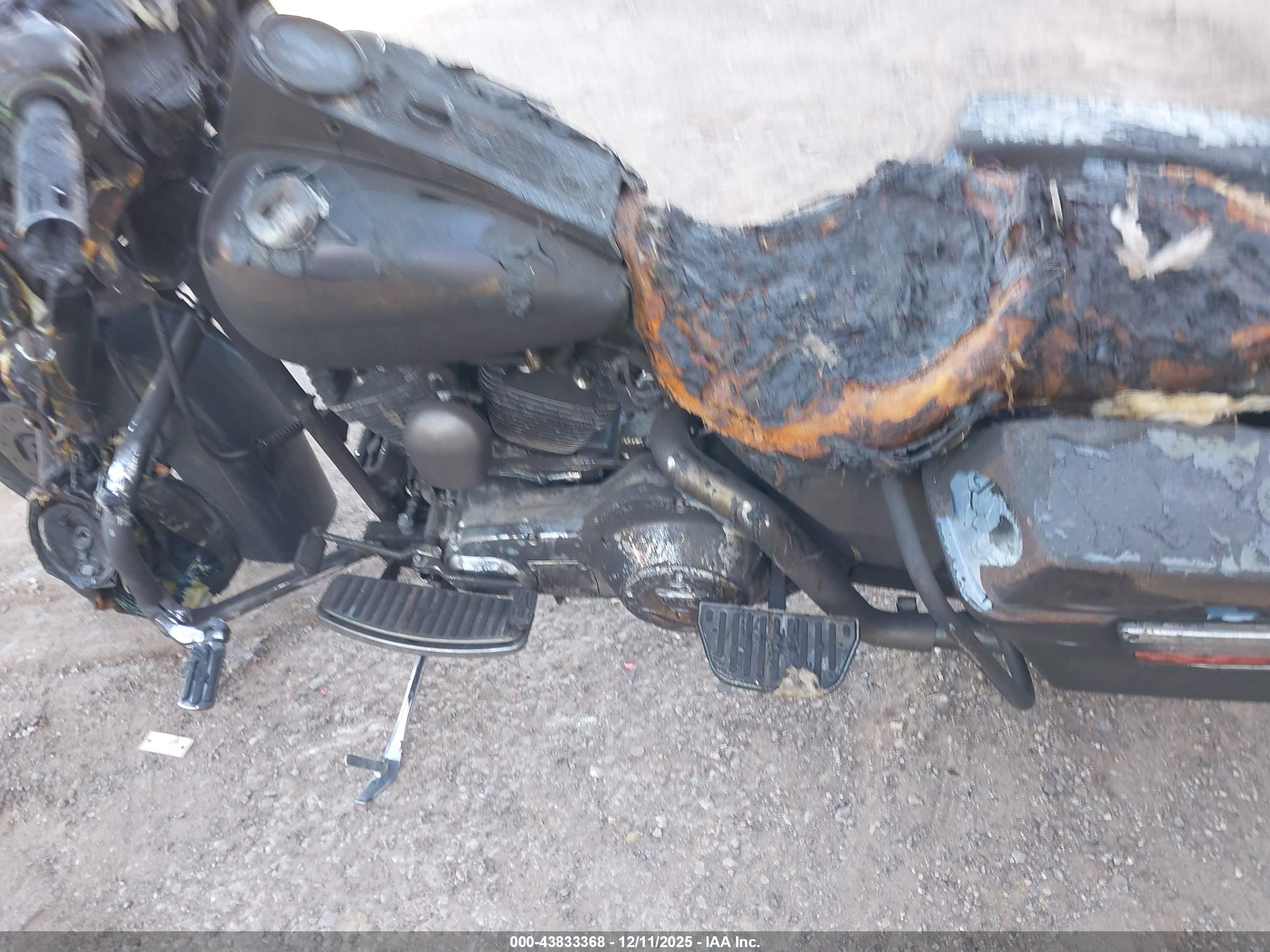 HARLEY-DAVIDSON FLHPI image 9