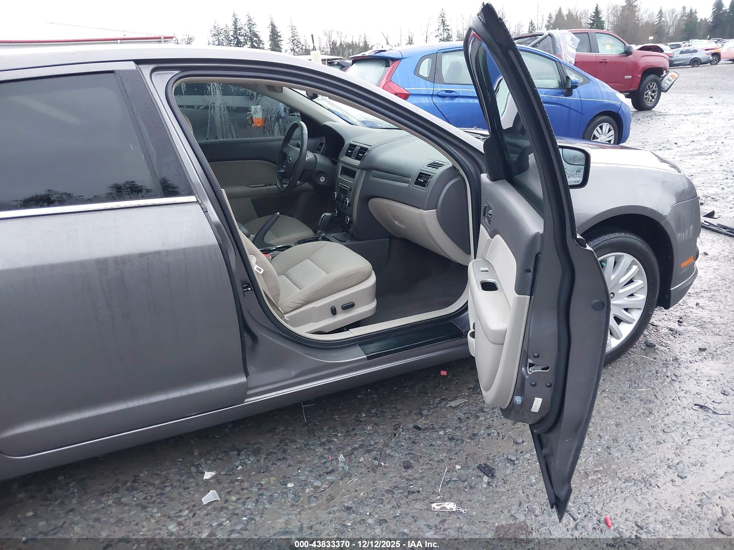 FORD FUSION image 5