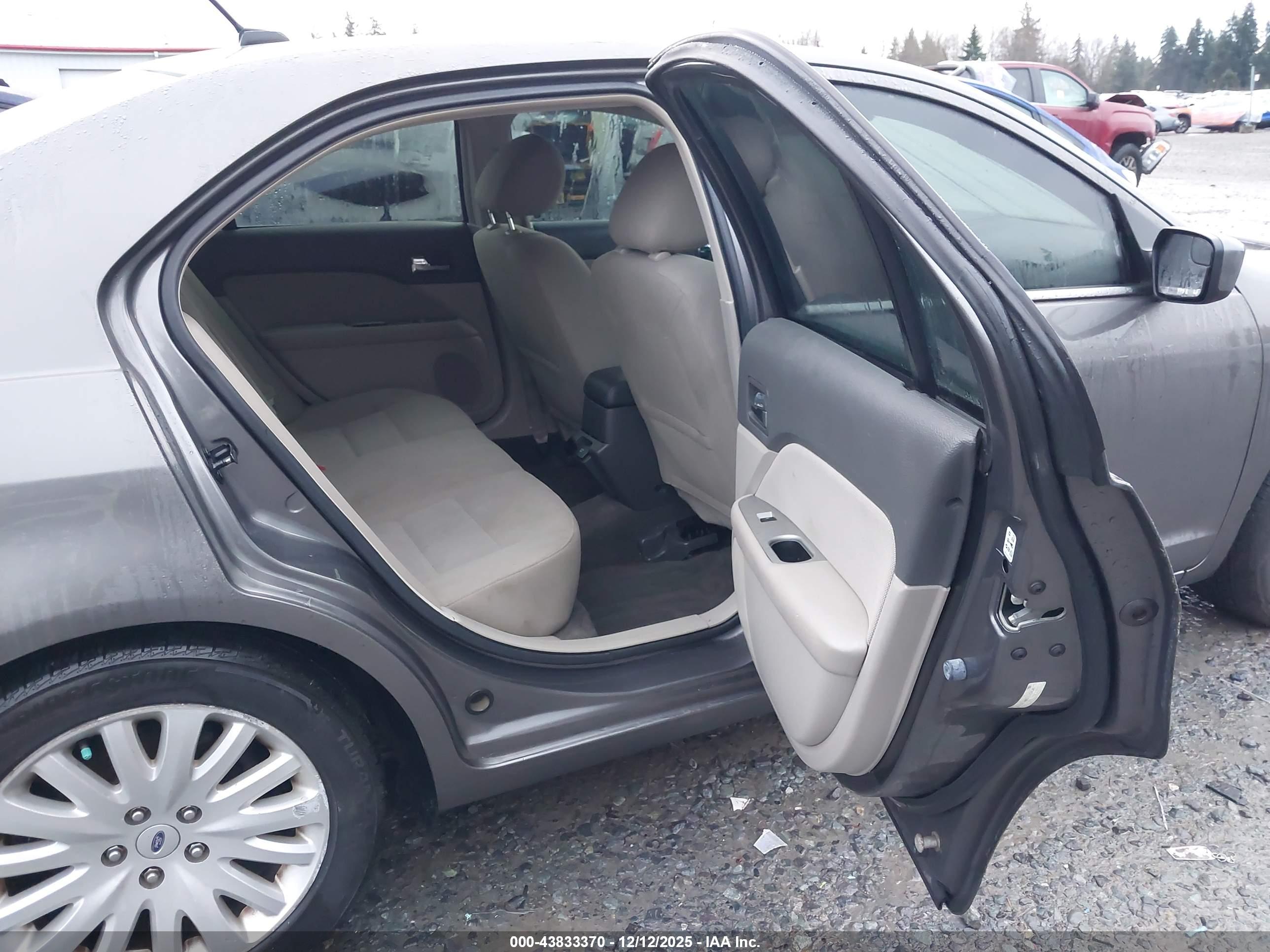 FORD FUSION image 8