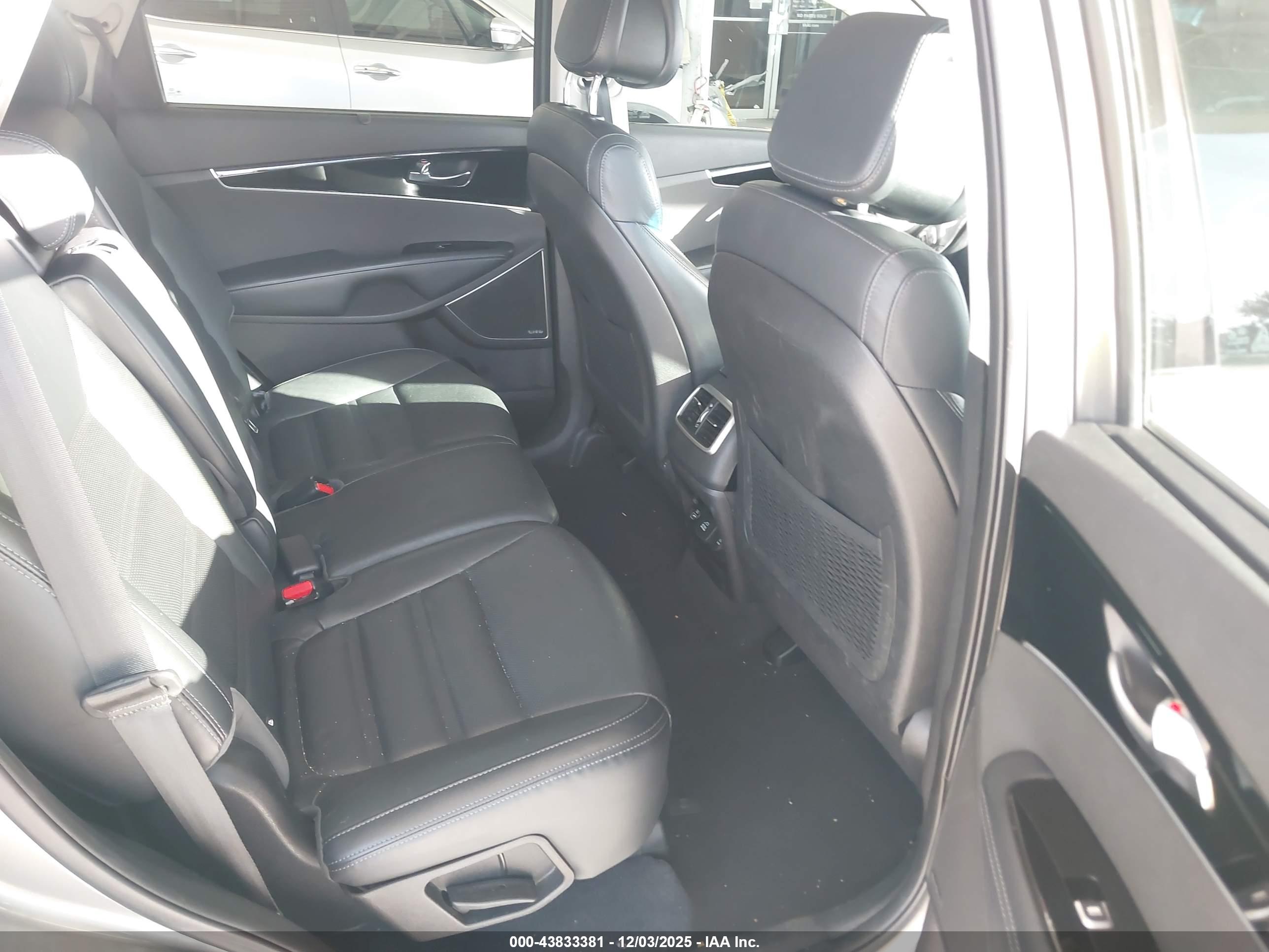 KIA SORENTO image 8