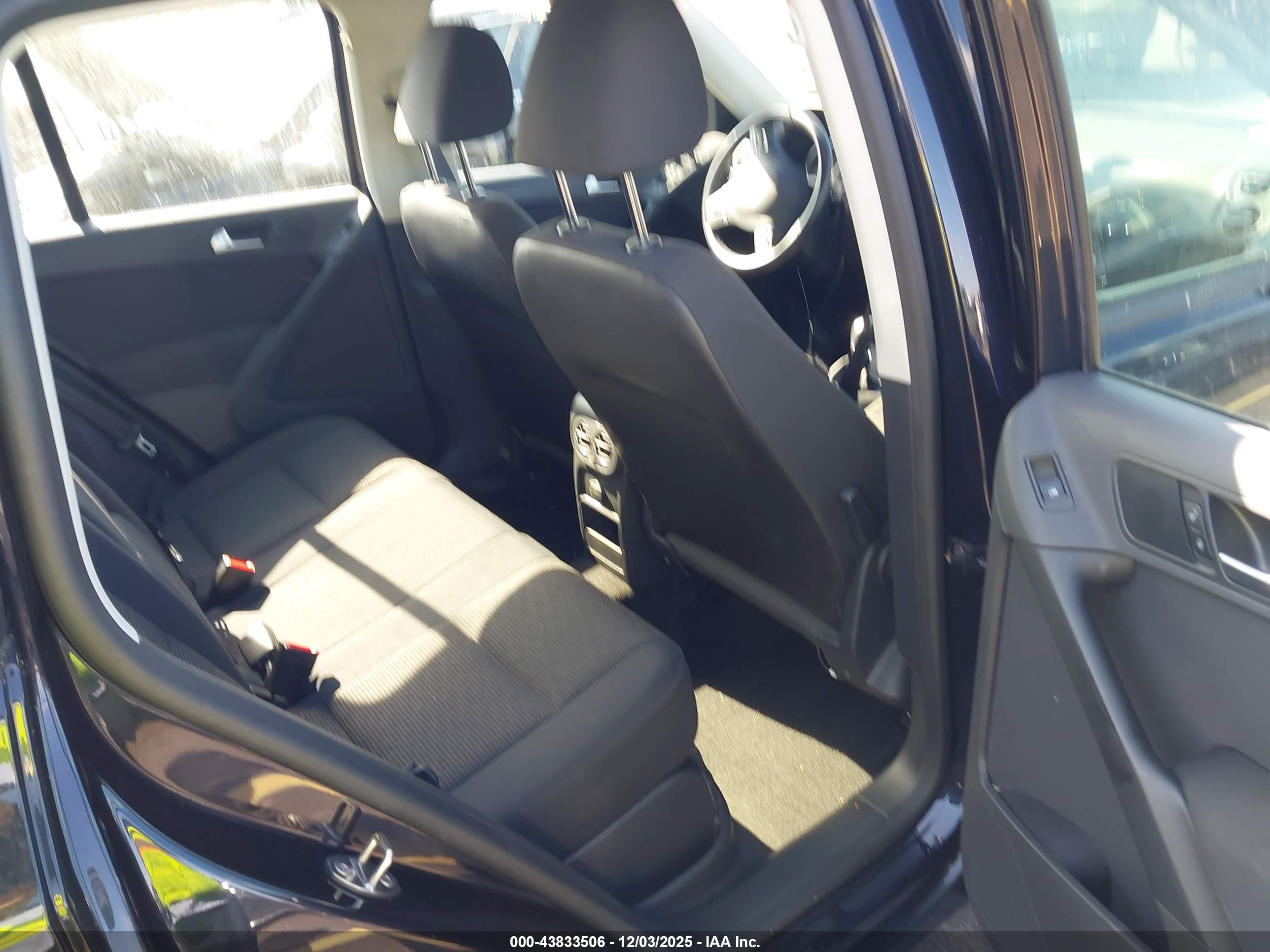 VOLKSWAGEN TIGUAN image 8