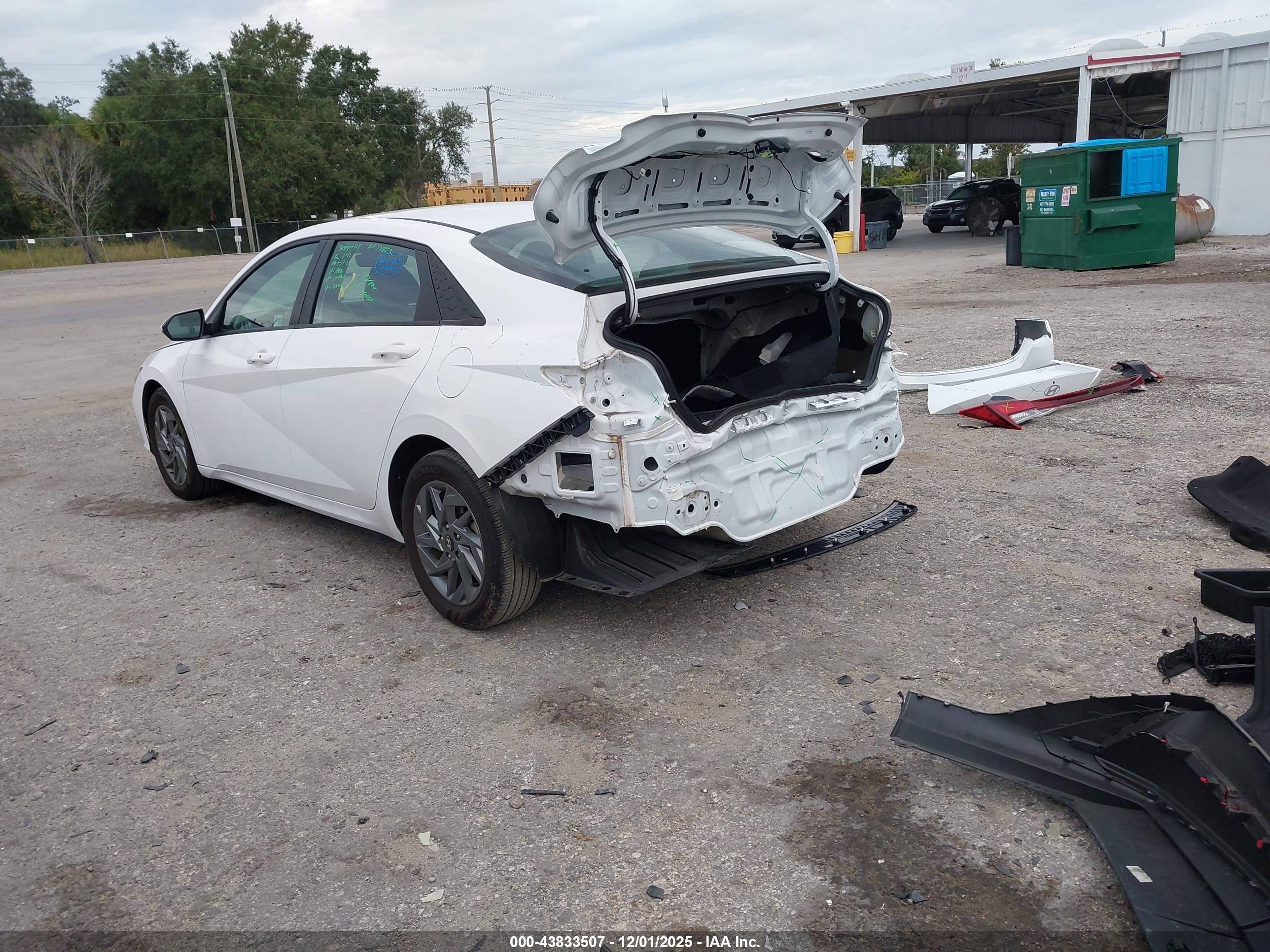 HYUNDAI ELANTRA image 3