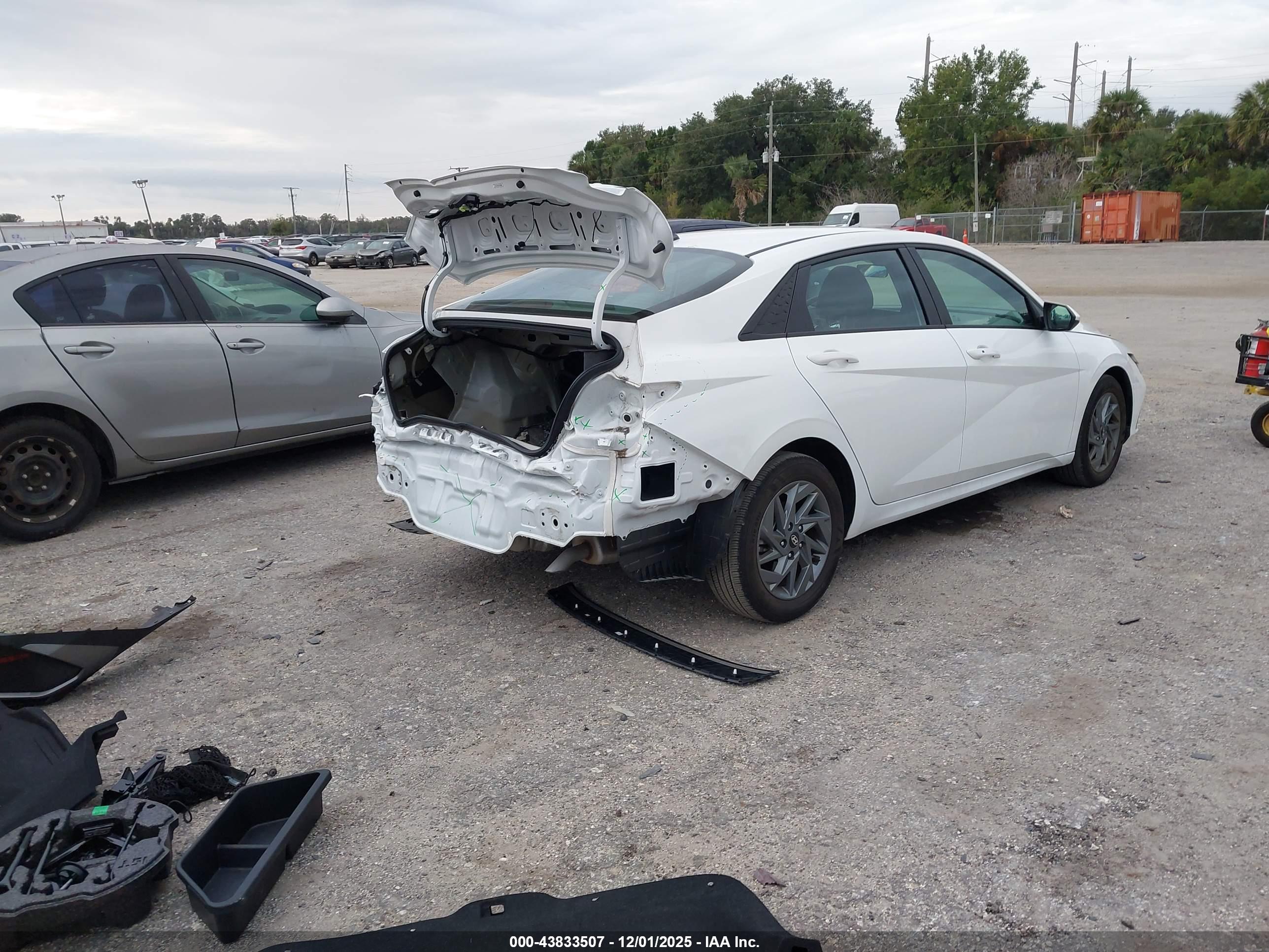 HYUNDAI ELANTRA image 4
