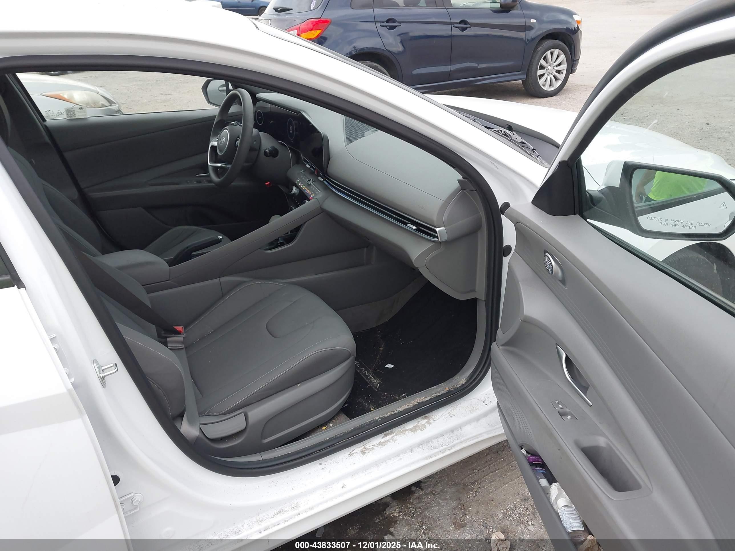 HYUNDAI ELANTRA image 5