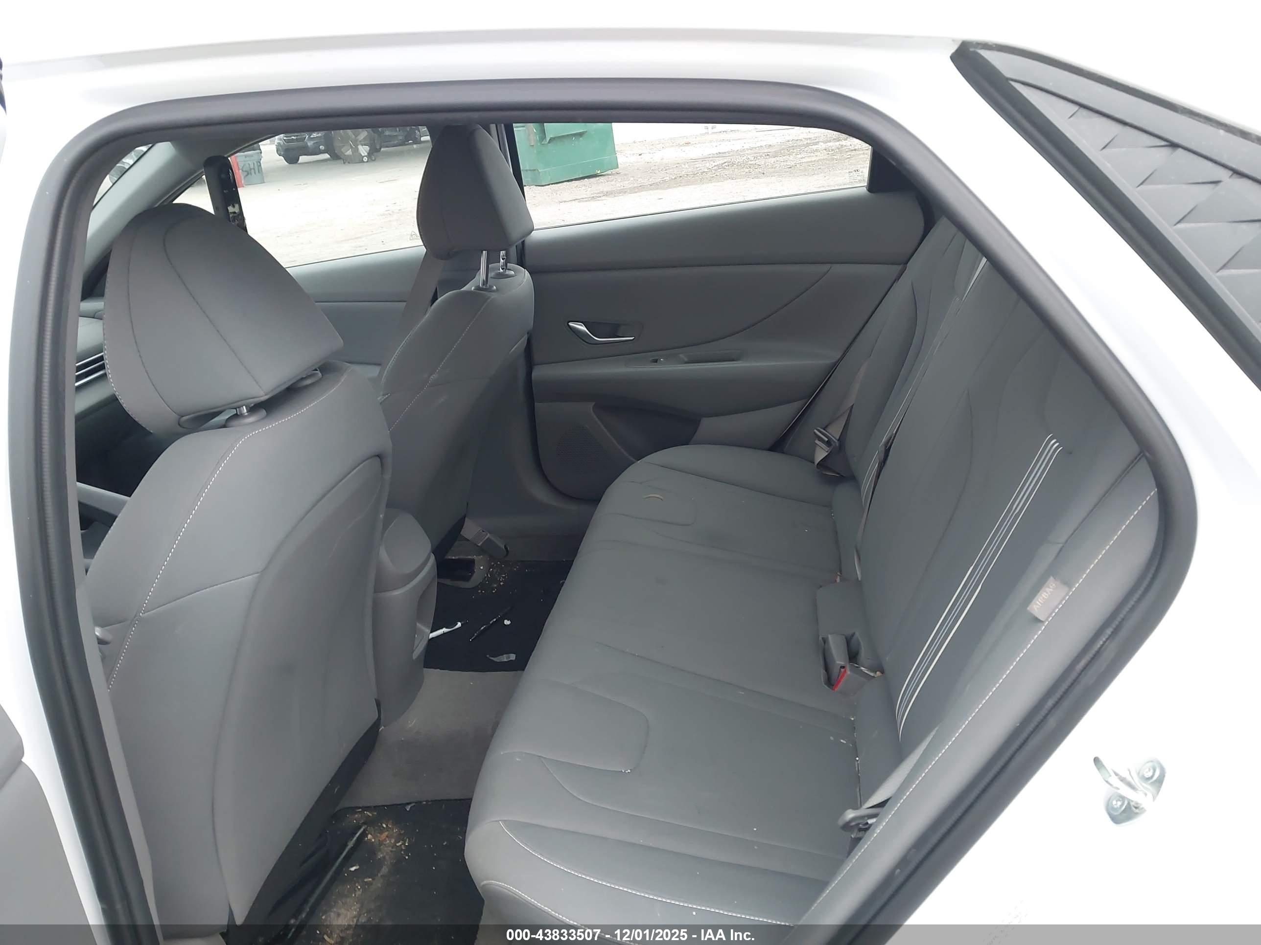 HYUNDAI ELANTRA image 8