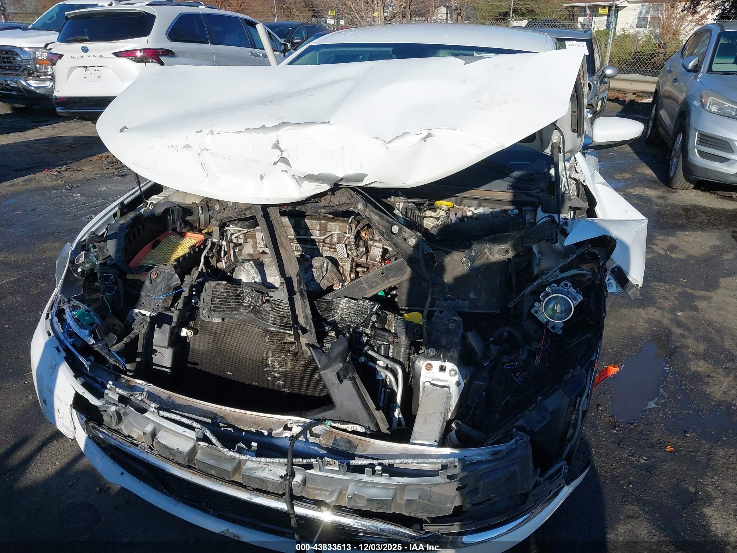 CHRYSLER 200 image 6