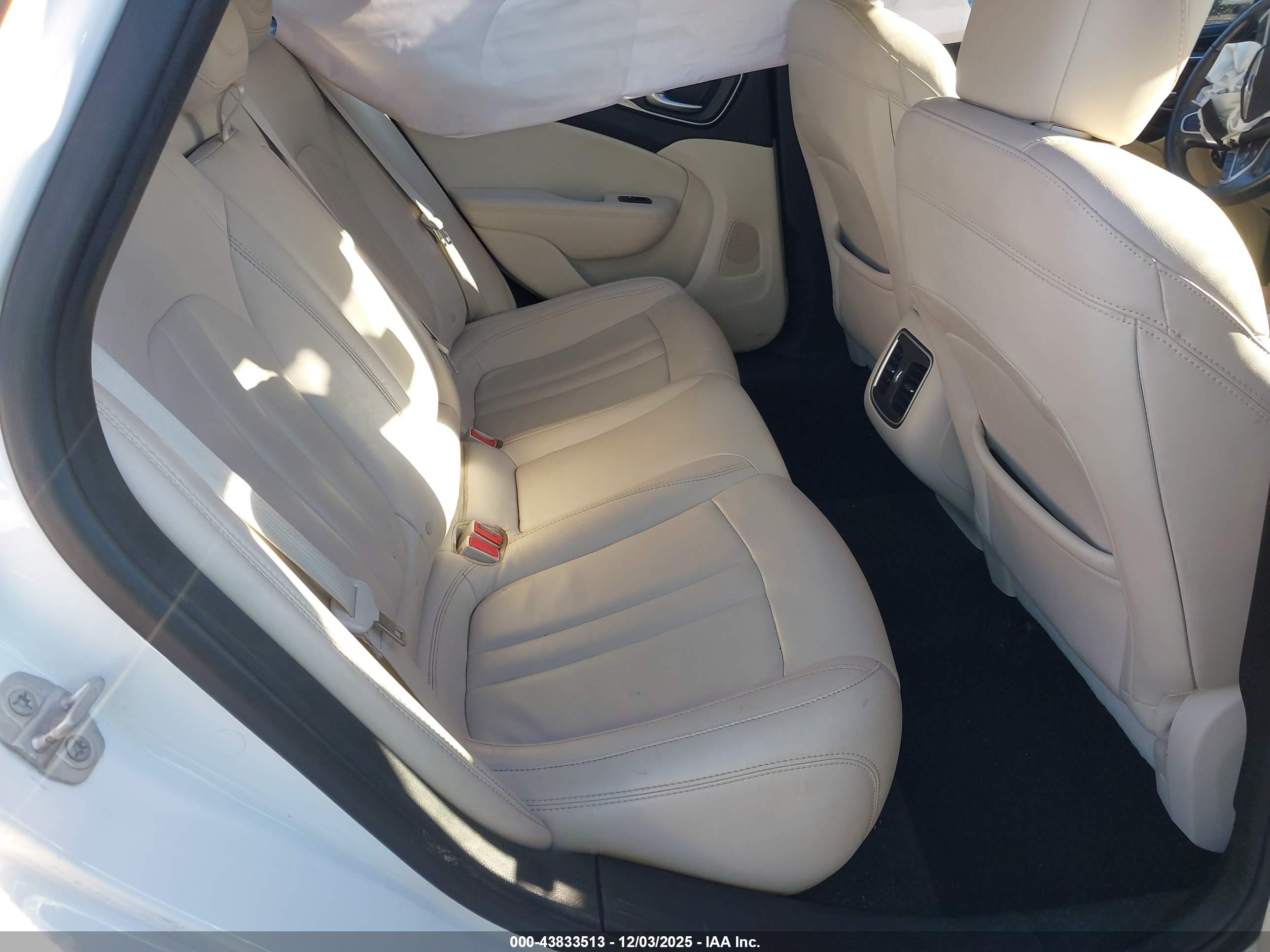 CHRYSLER 200 image 8