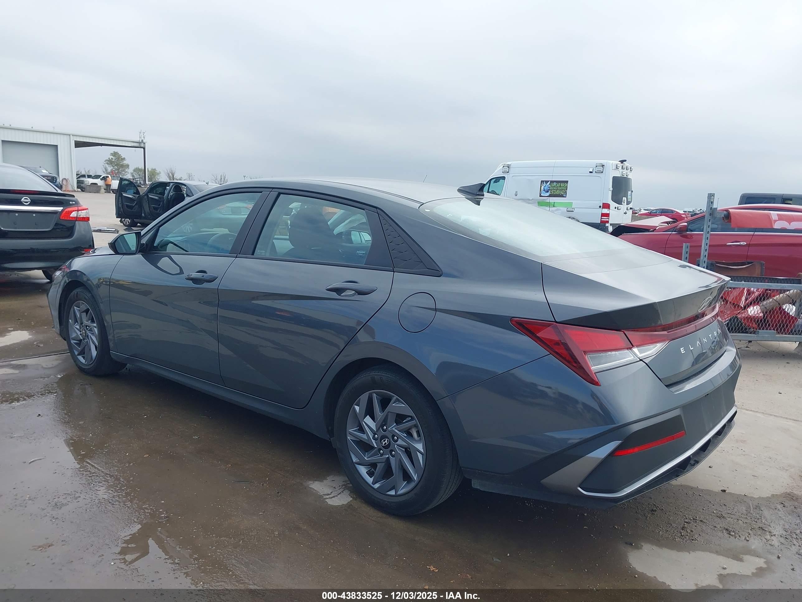 HYUNDAI ELANTRA image 3