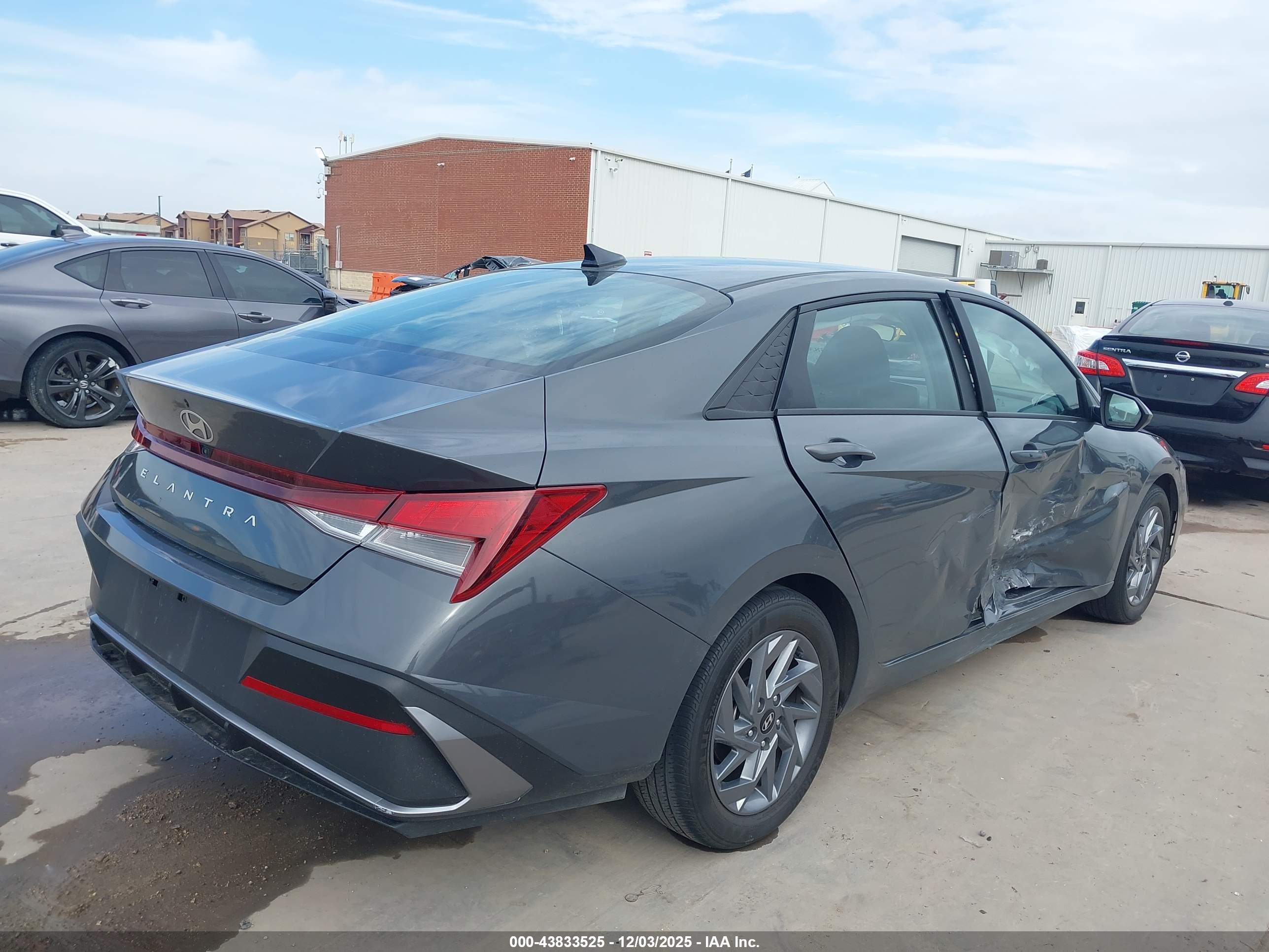 HYUNDAI ELANTRA image 4