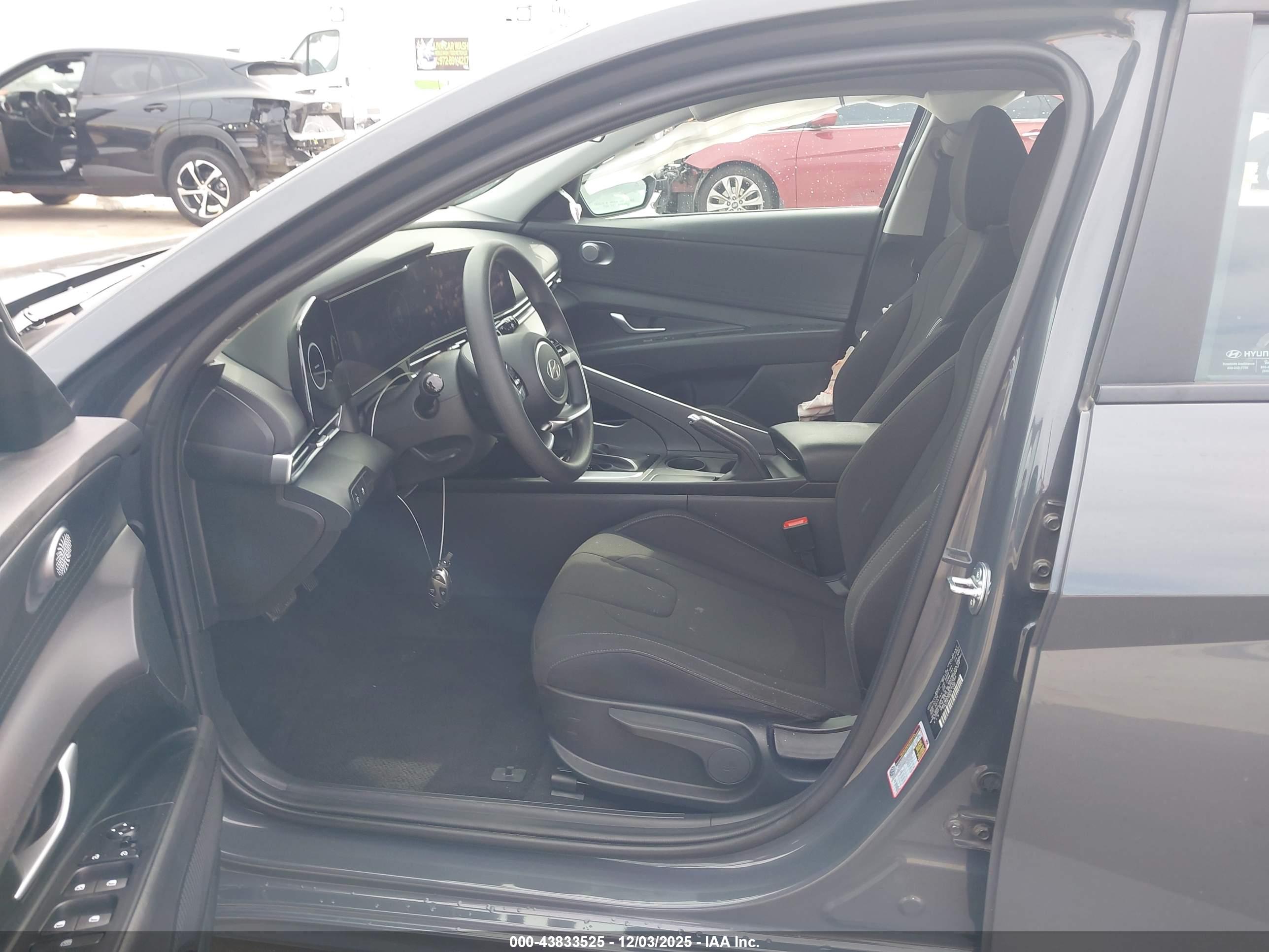 HYUNDAI ELANTRA image 5