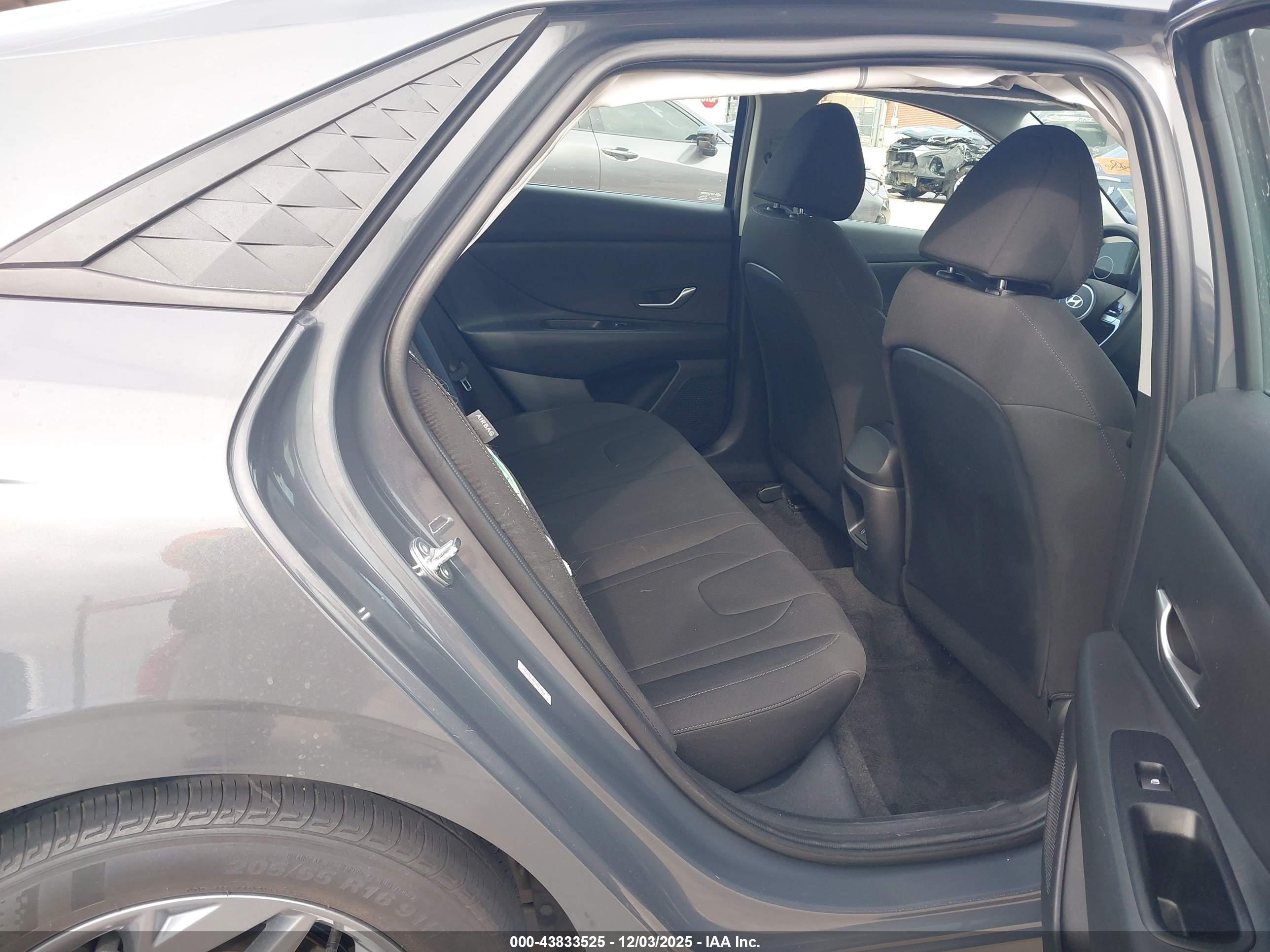 HYUNDAI ELANTRA image 8