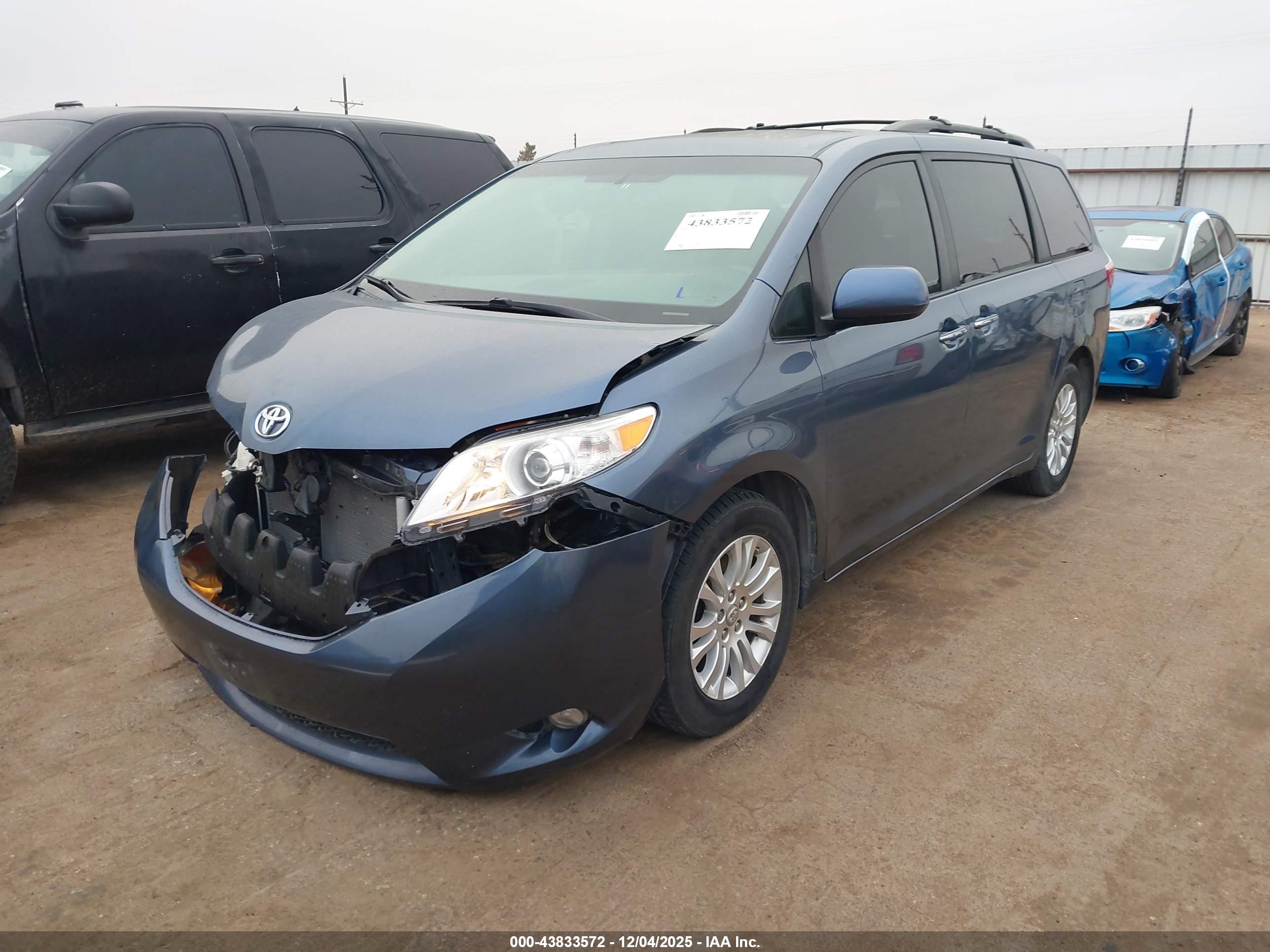 TOYOTA SIENNA image 2
