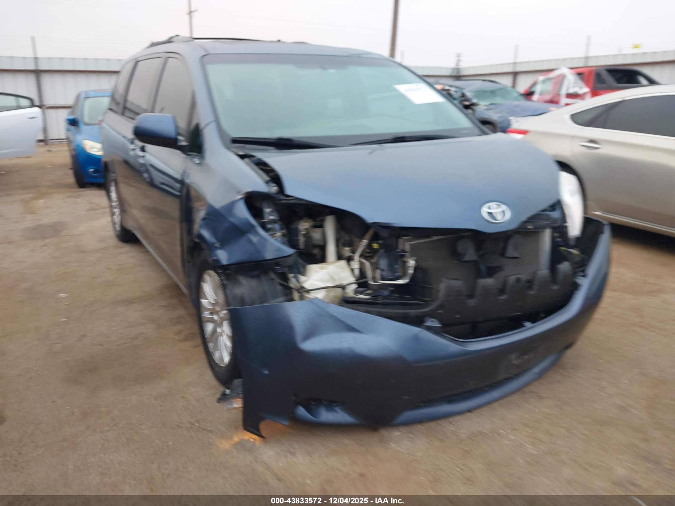 TOYOTA SIENNA image 6