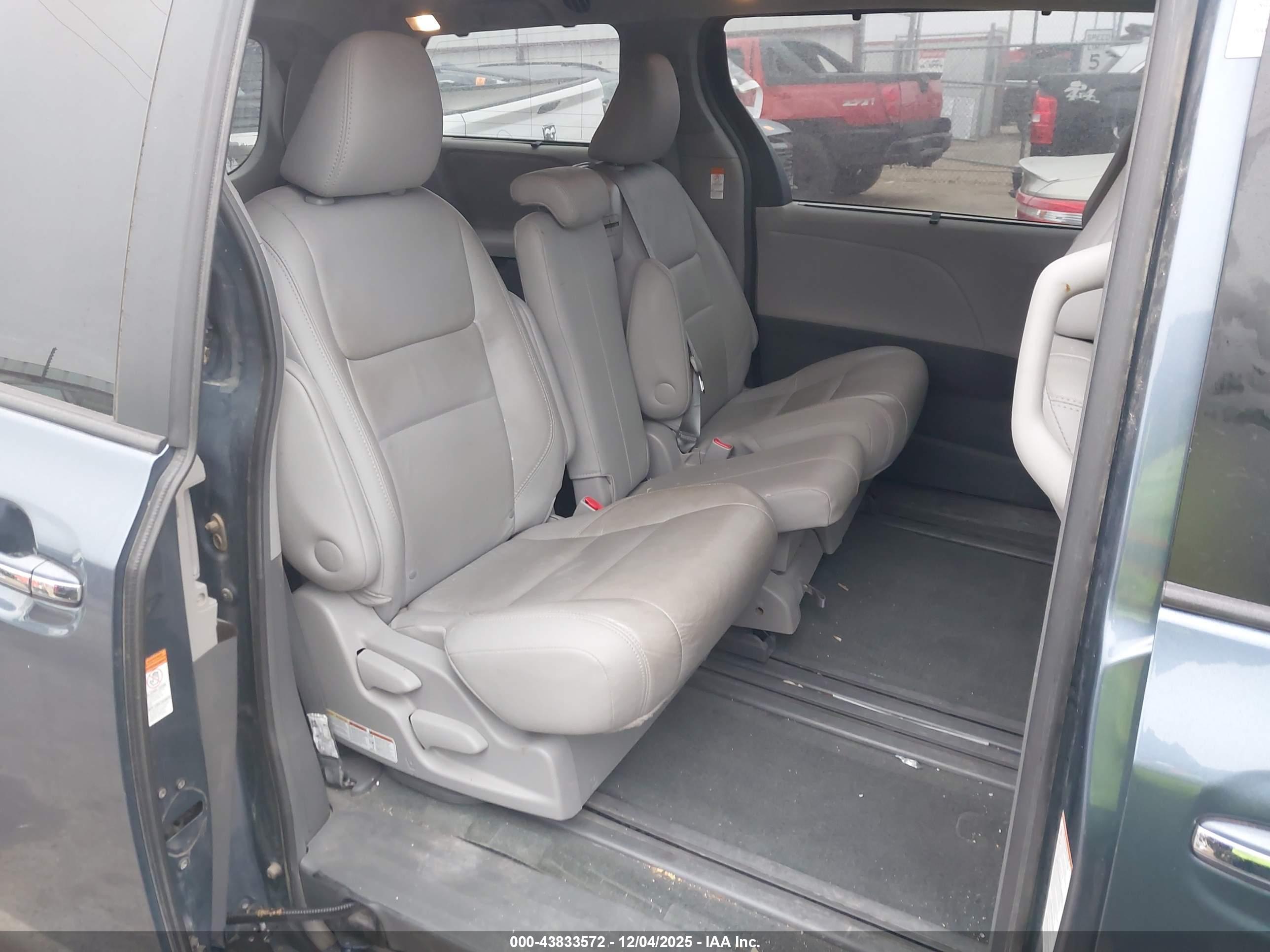 TOYOTA SIENNA image 8