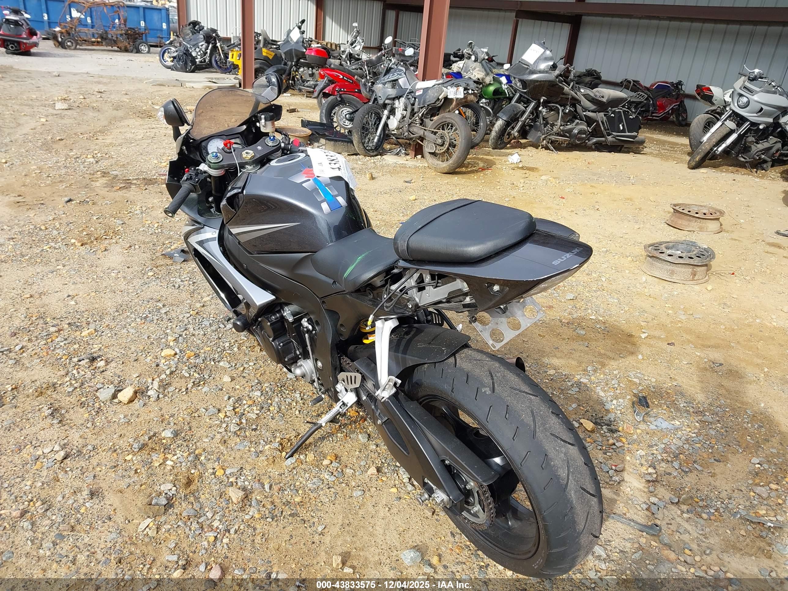 SUZUKI GSX-R750 image 3