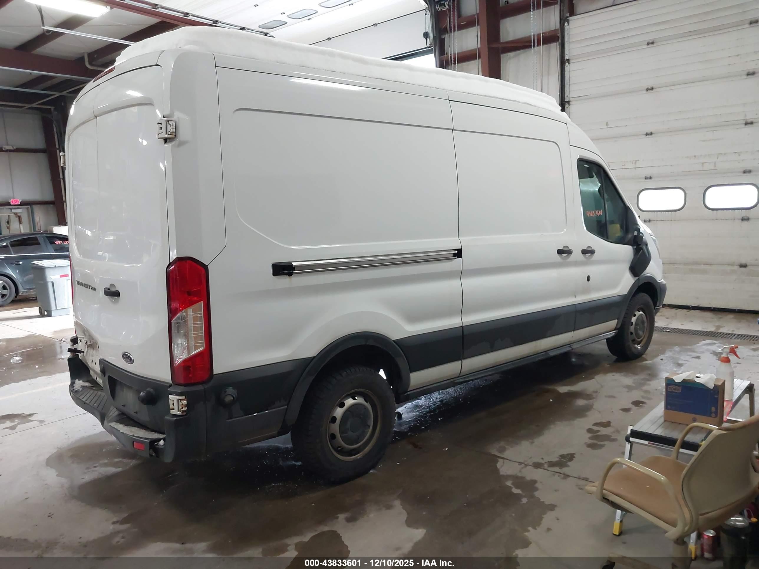FORD TRANSIT-250 image 4