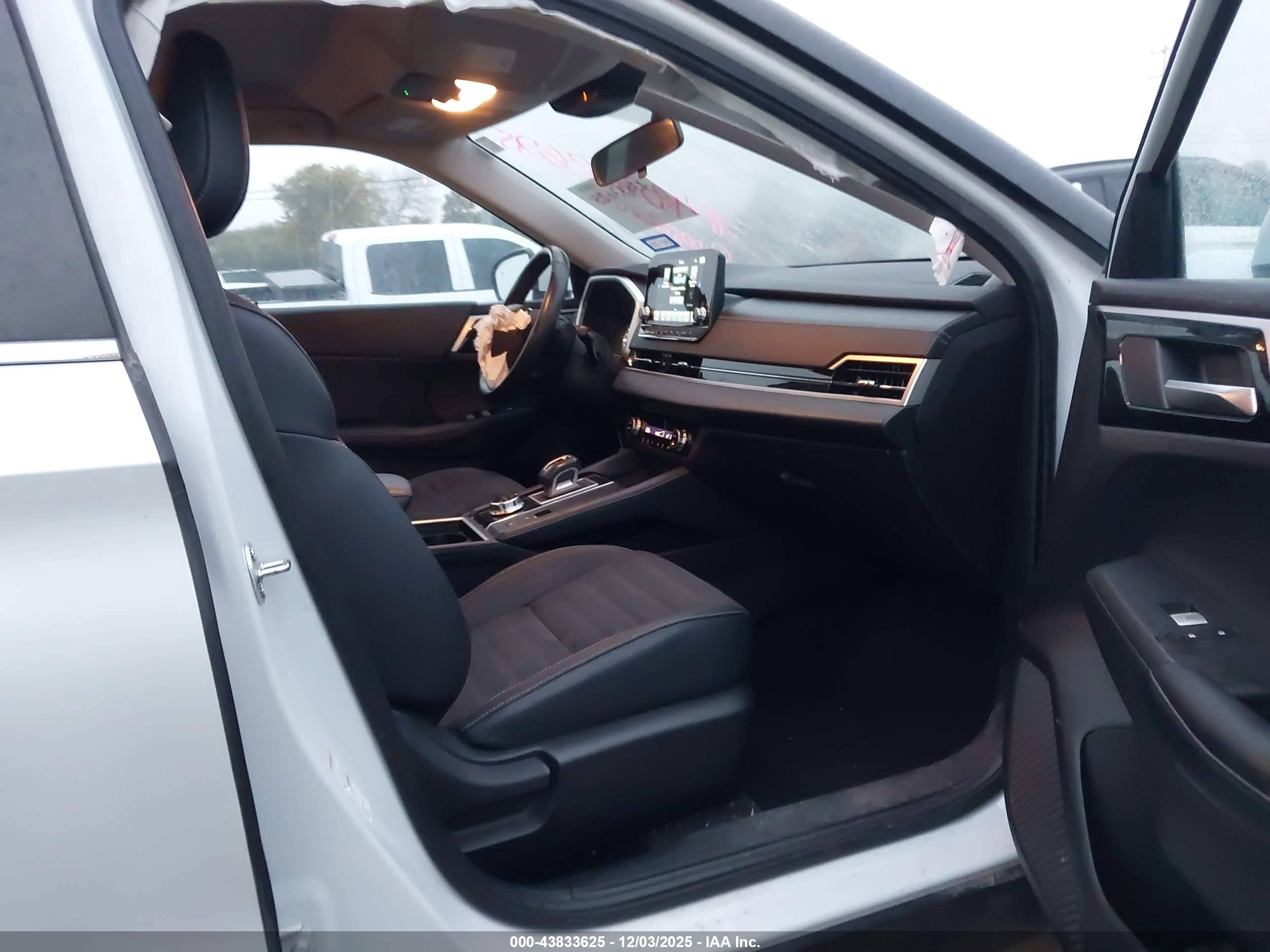 MITSUBISHI OUTLANDER image 5