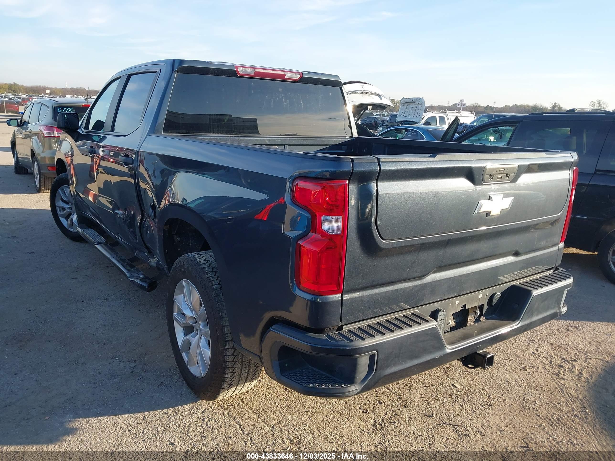 CHEVROLET SILVERADO image 3