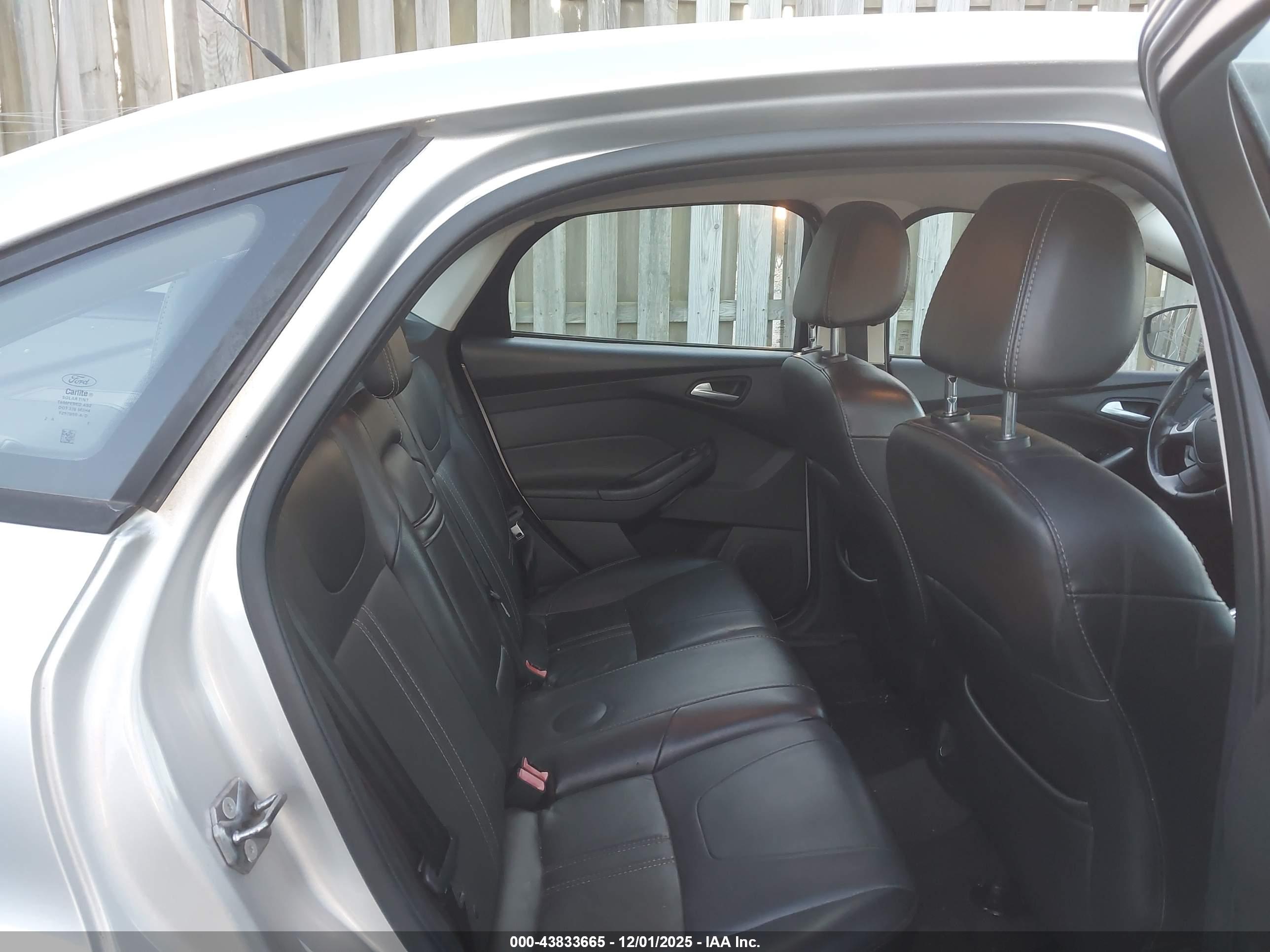 FORD FOCUS image 8