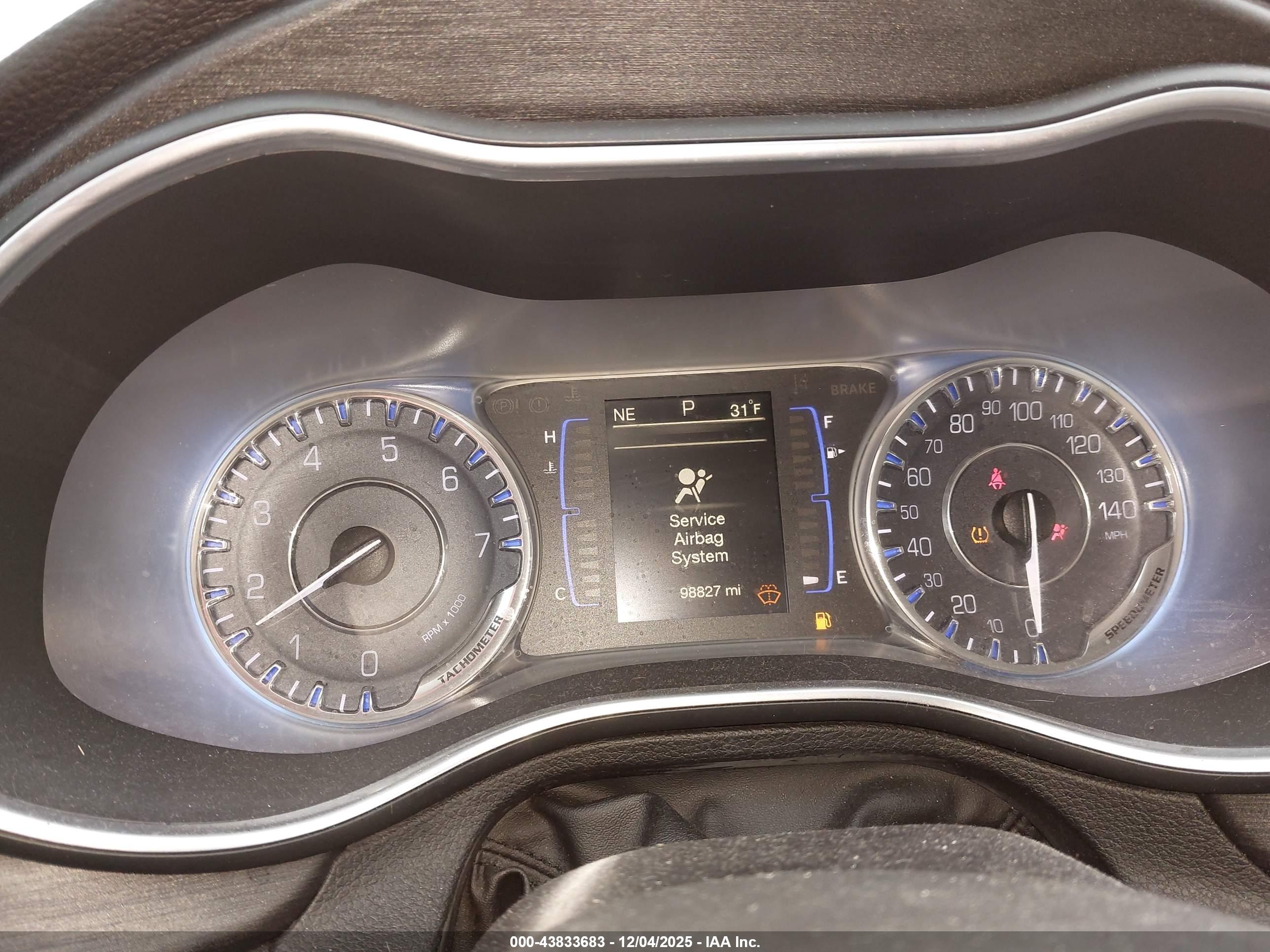 CHRYSLER 200 image 7
