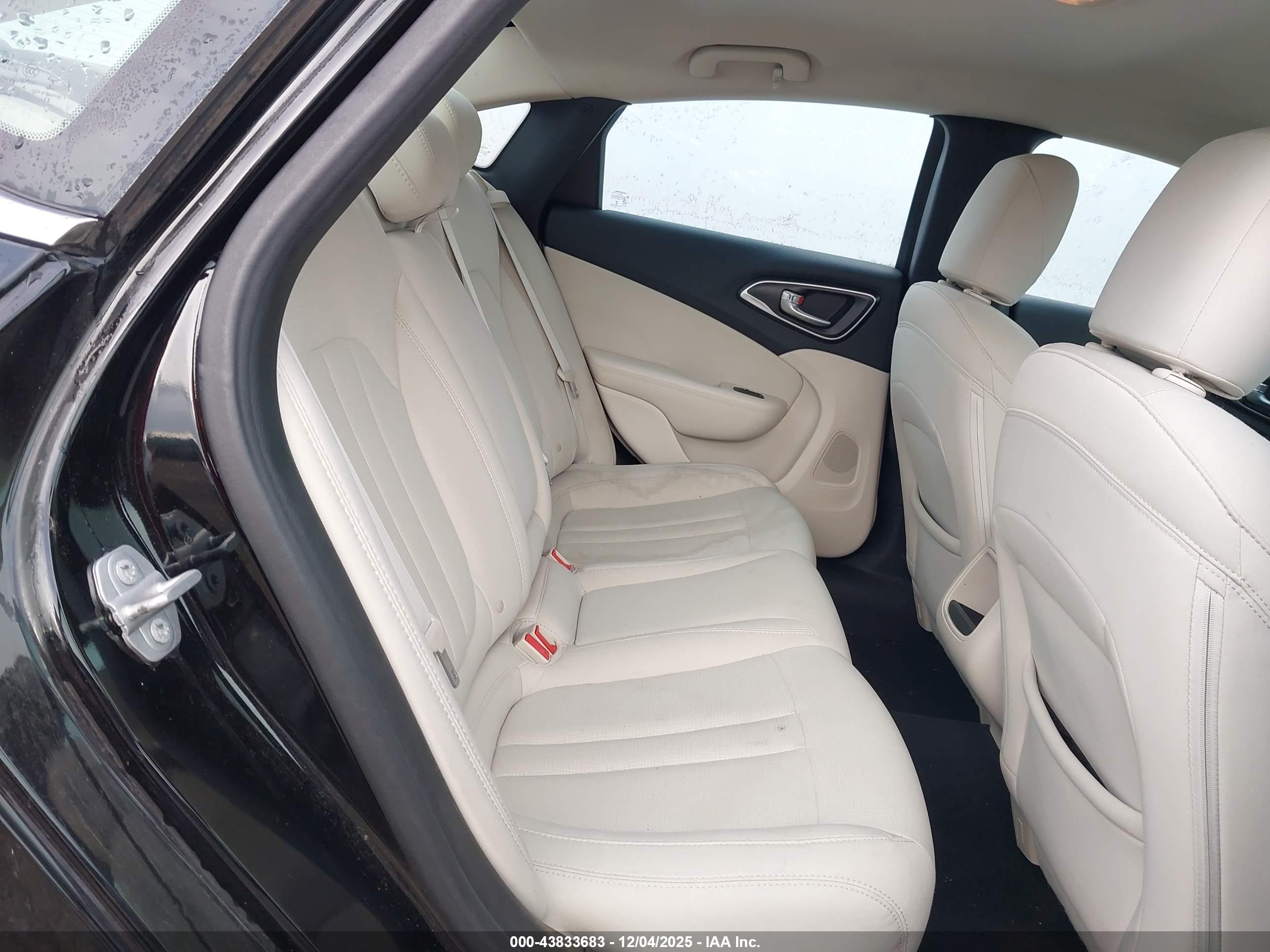 CHRYSLER 200 image 8