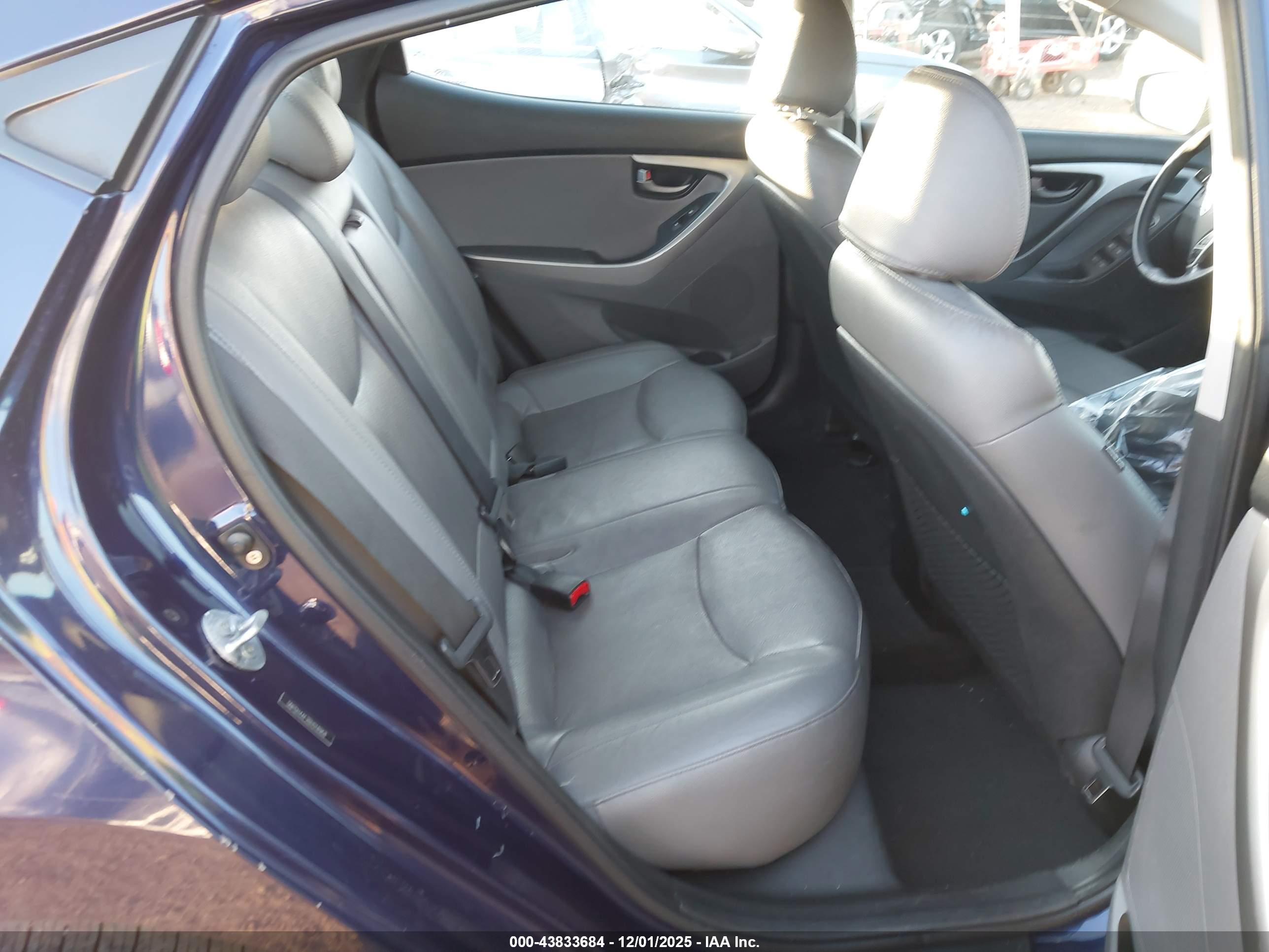 HYUNDAI ELANTRA image 8