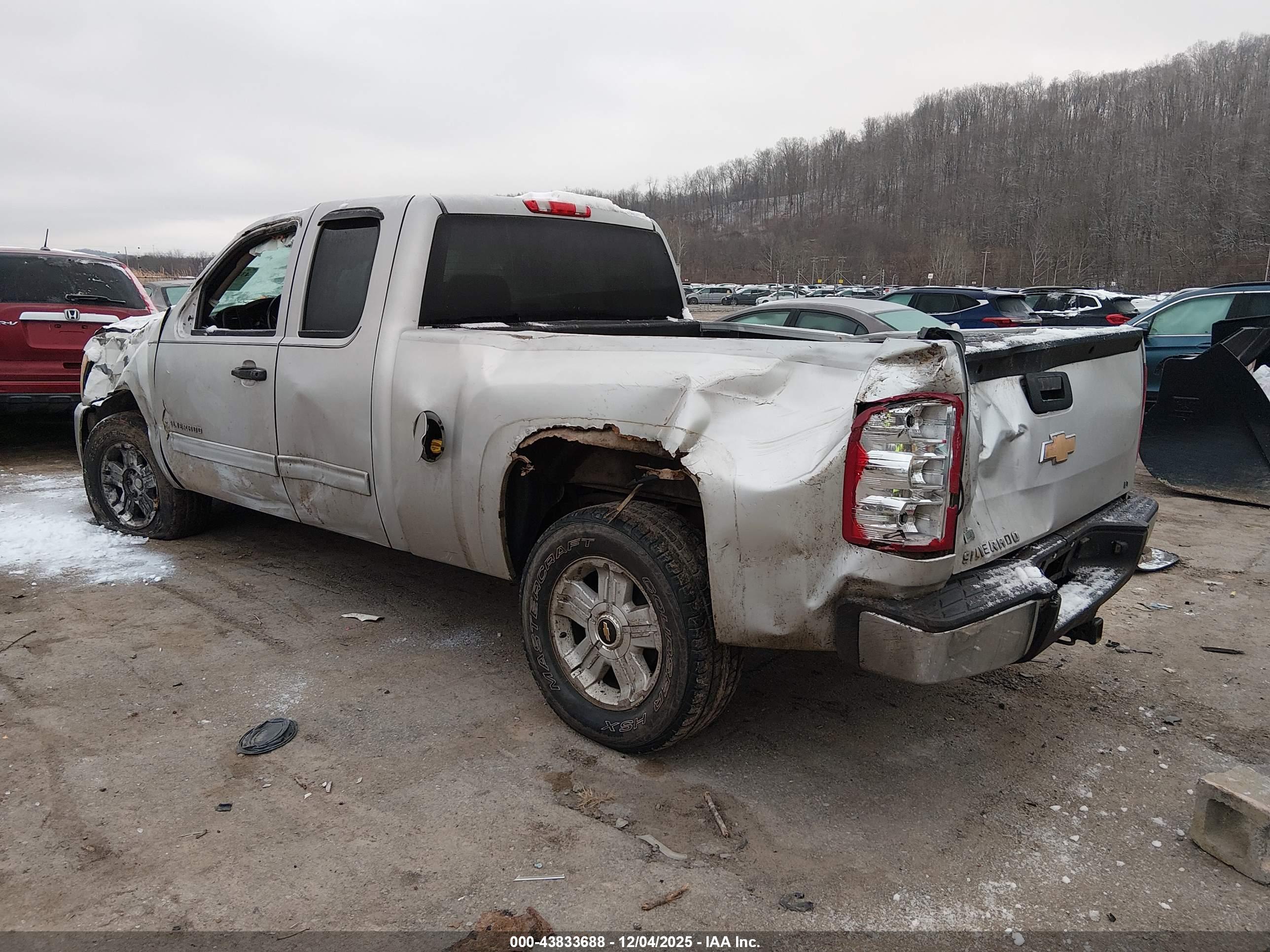 CHEVROLET SILVERADO image 3