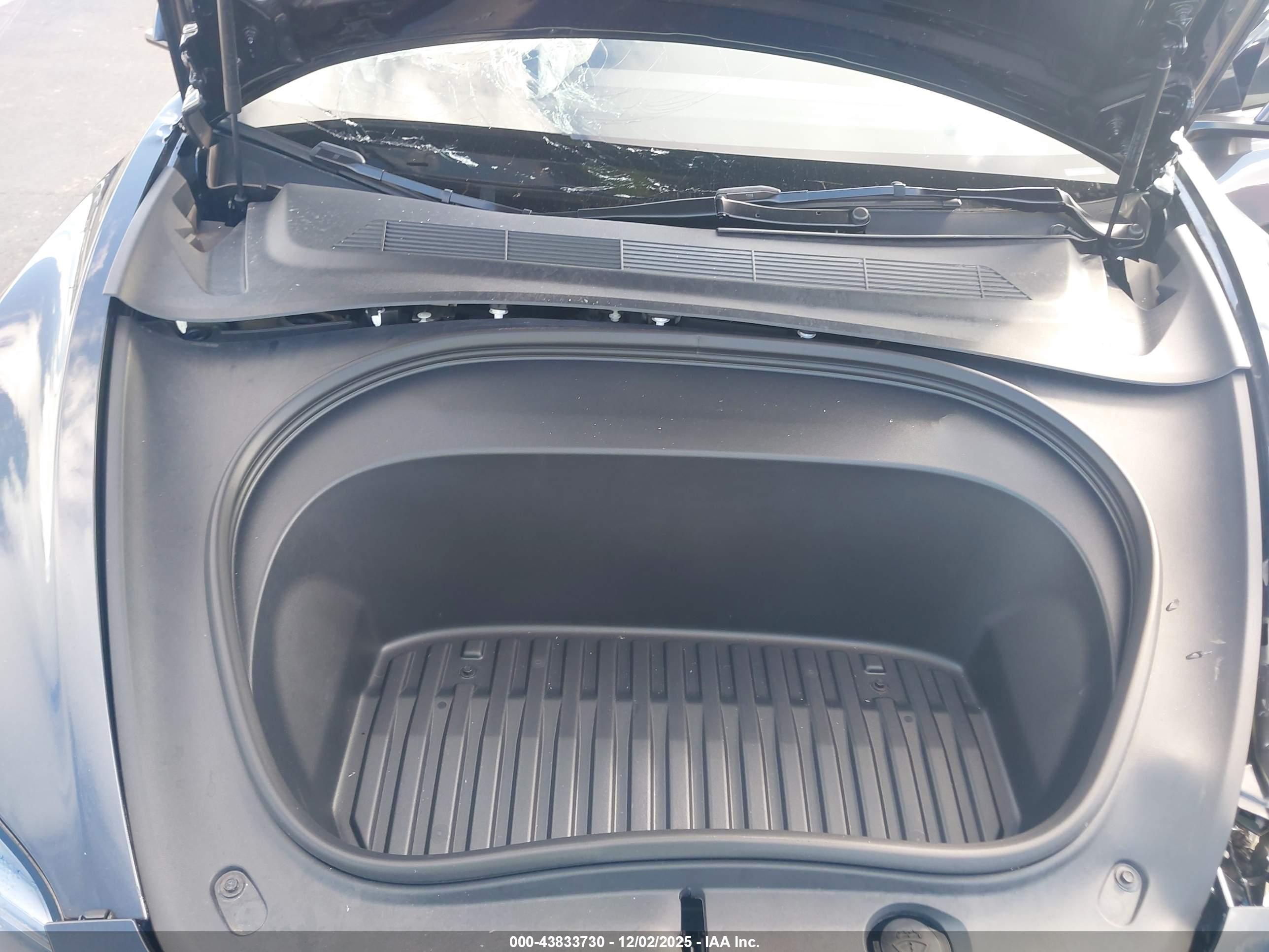 TESLA MODEL image 10