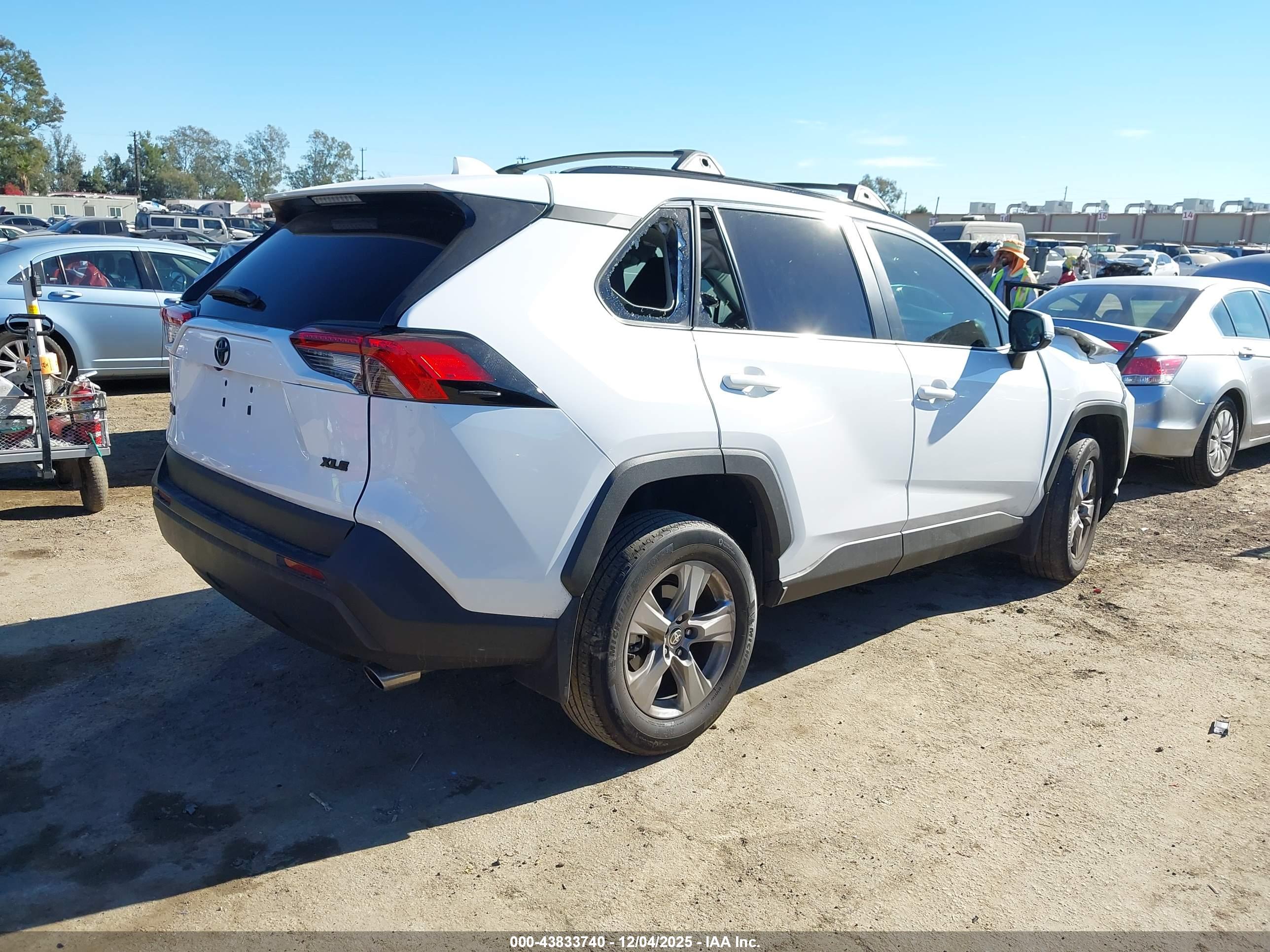 TOYOTA RAV4 image 4