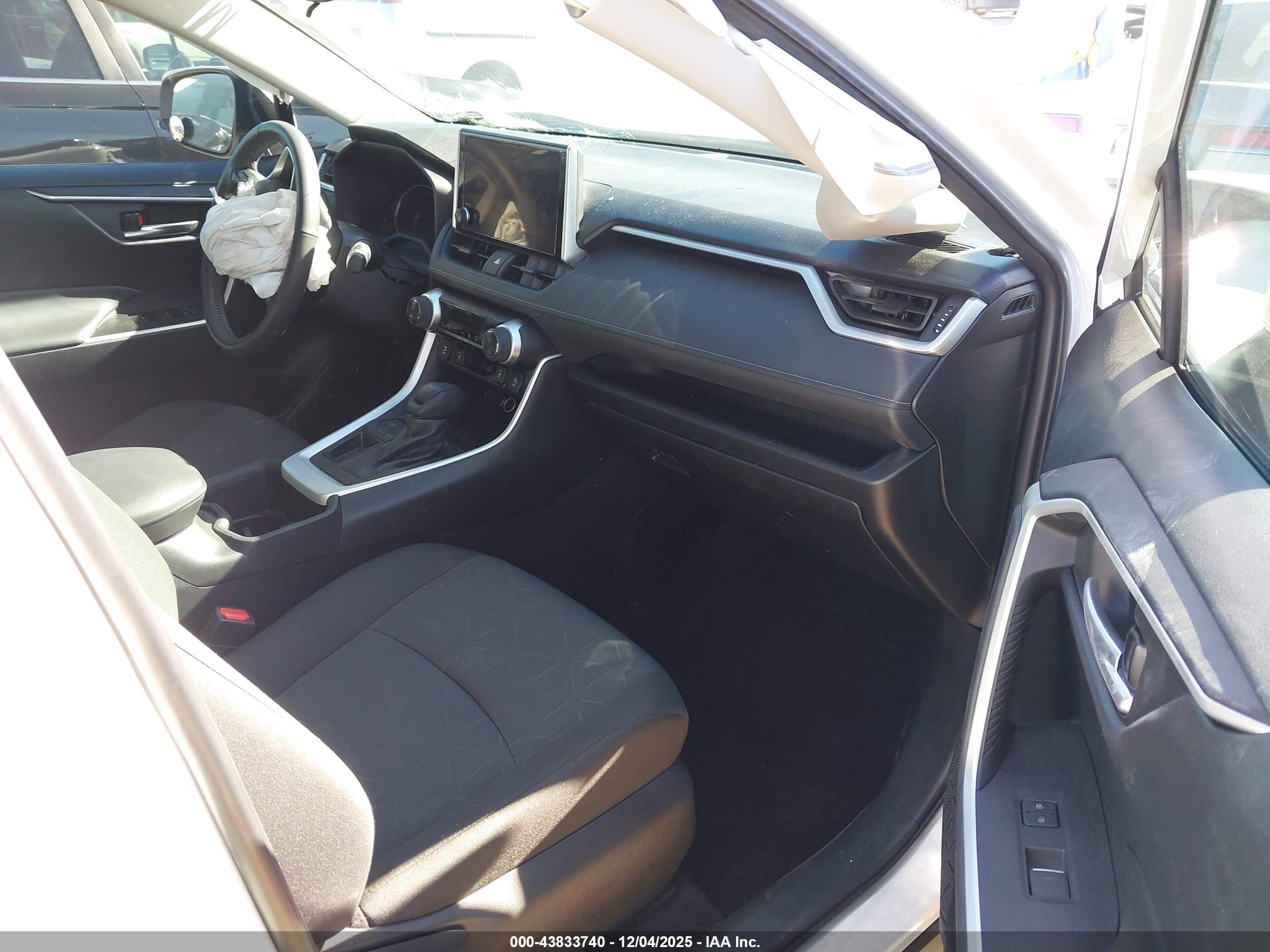 TOYOTA RAV4 image 5