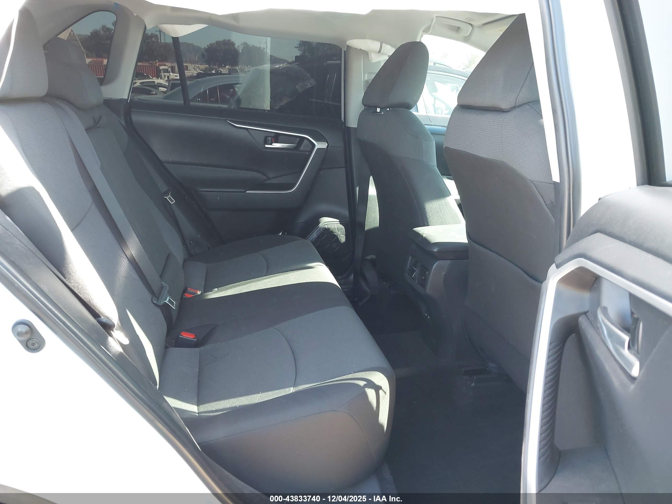 TOYOTA RAV4 image 8