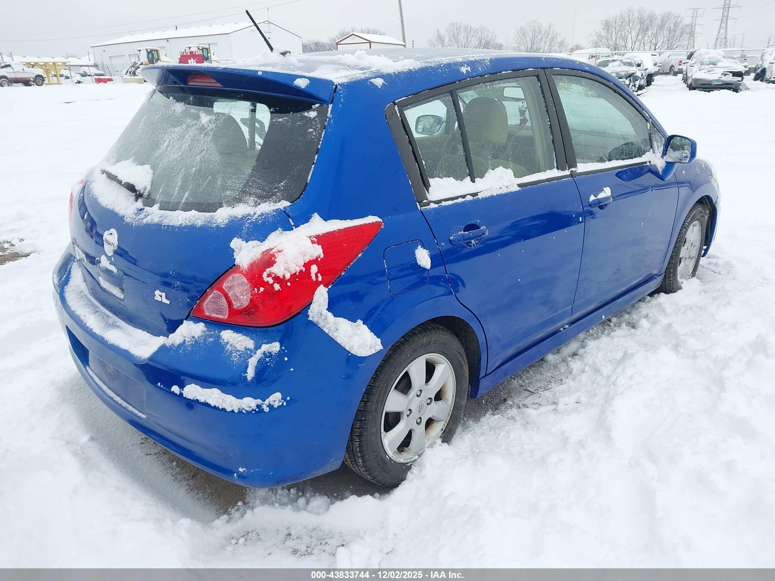 NISSAN VERSA image 4