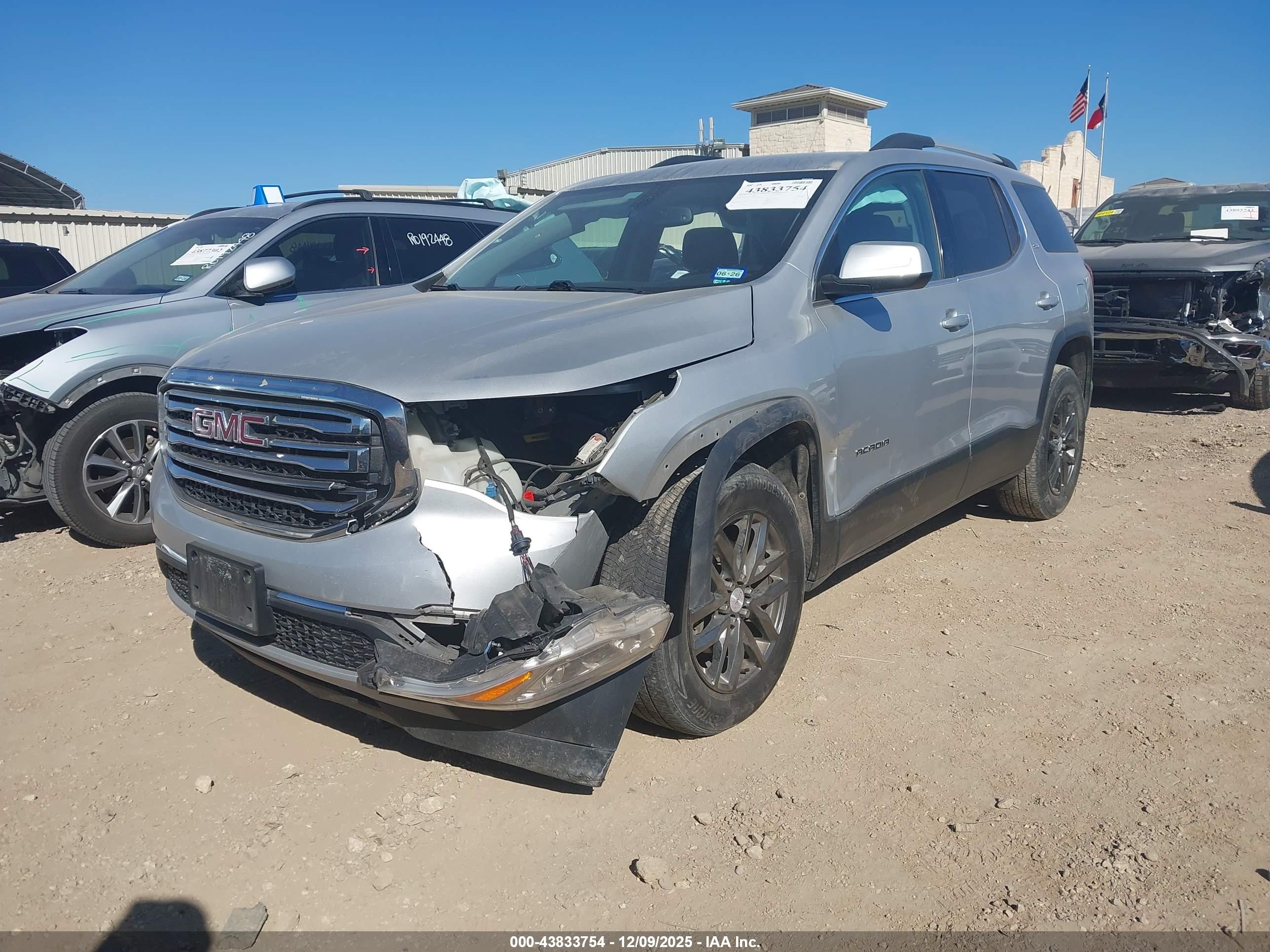 GMC ACADIA image 2