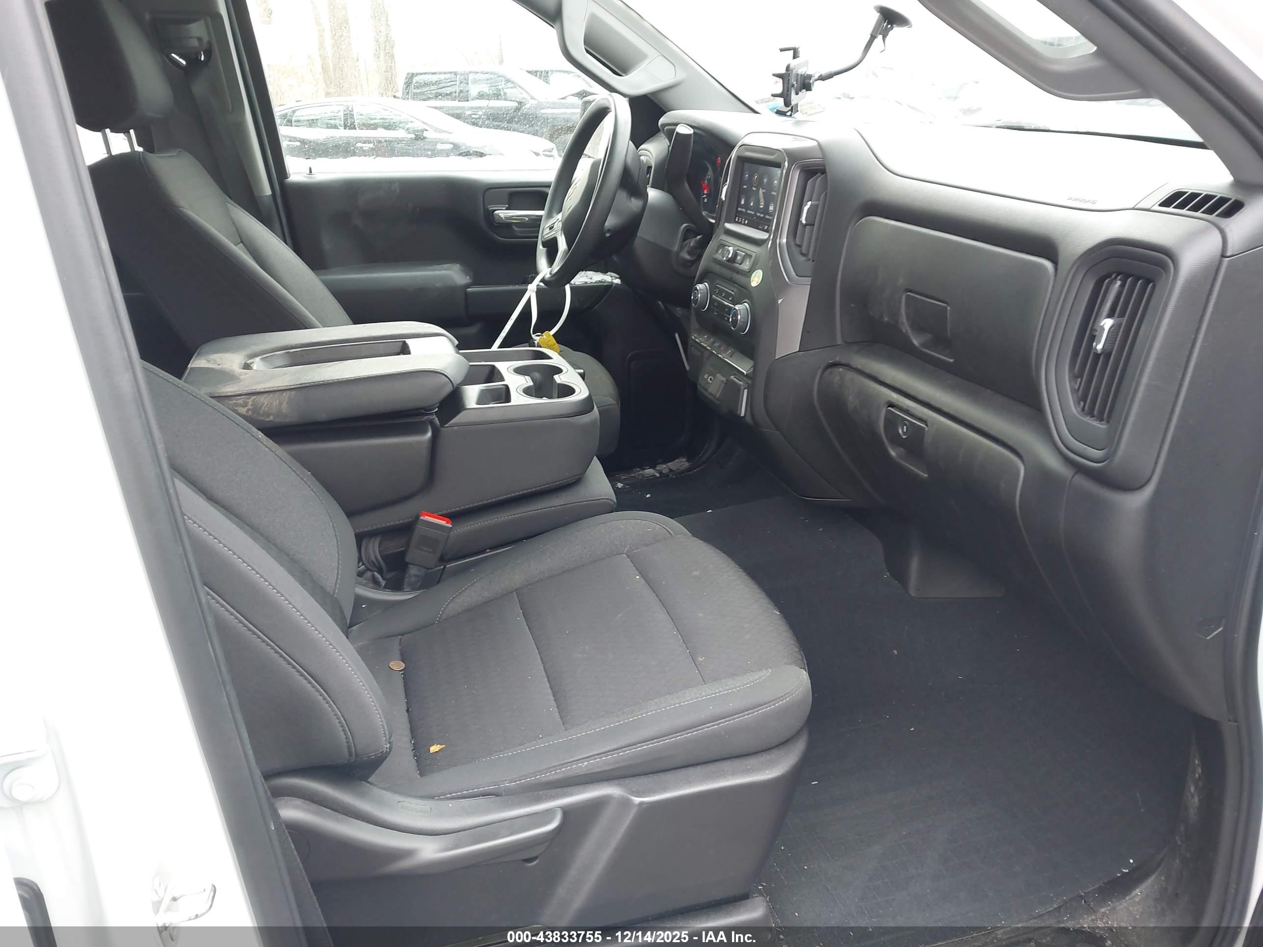 CHEVROLET SILVERADO image 5