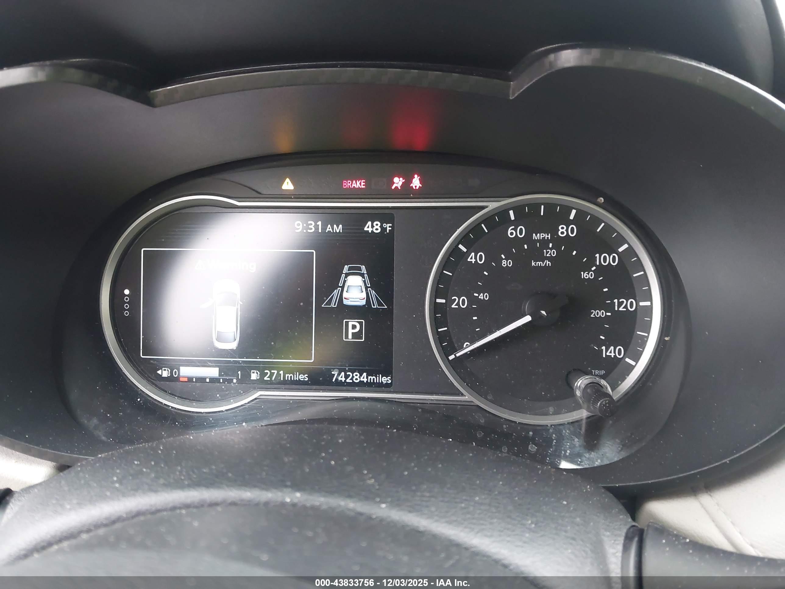 NISSAN VERSA image 7