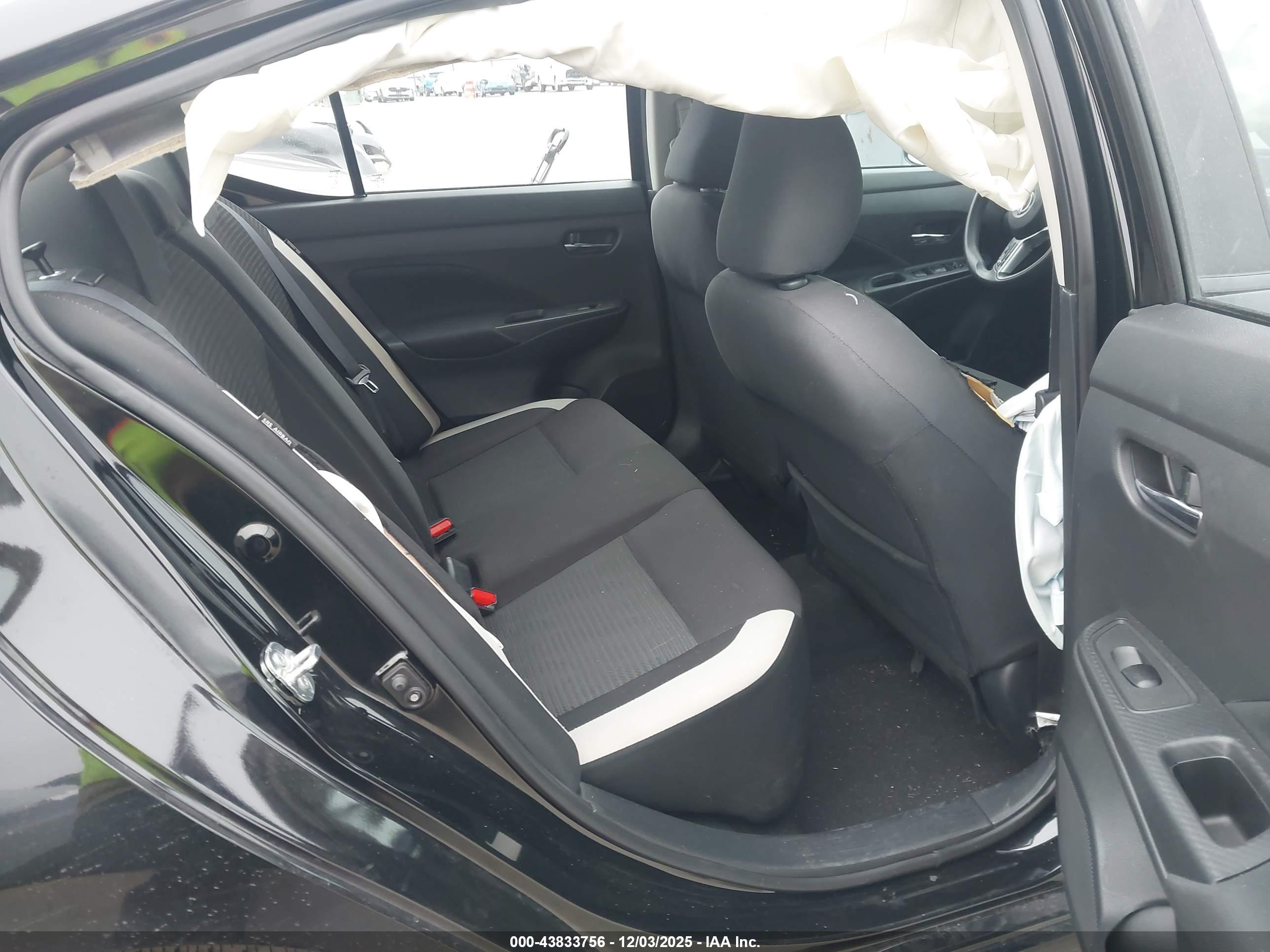 NISSAN VERSA image 8