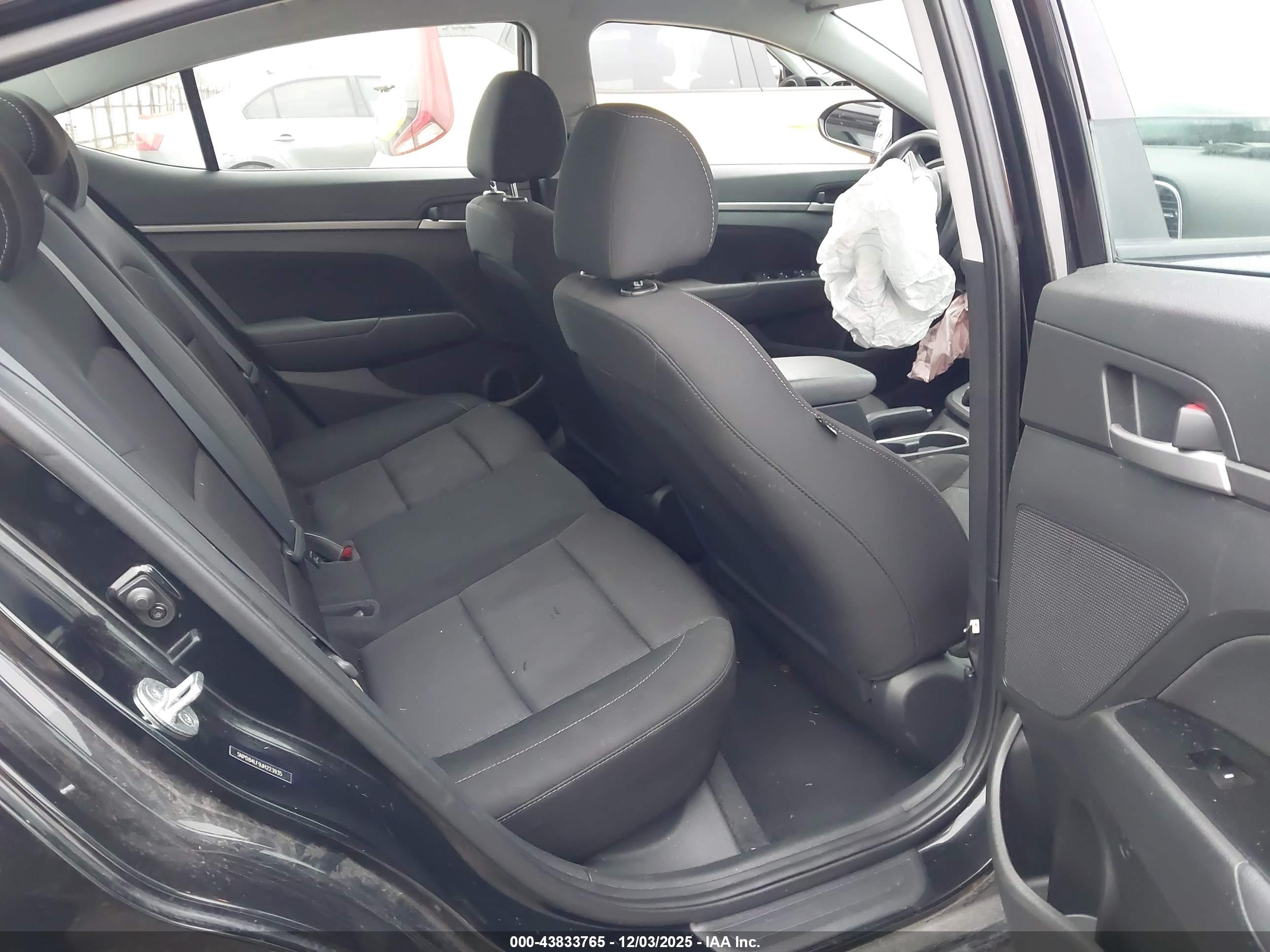 HYUNDAI ELANTRA image 8