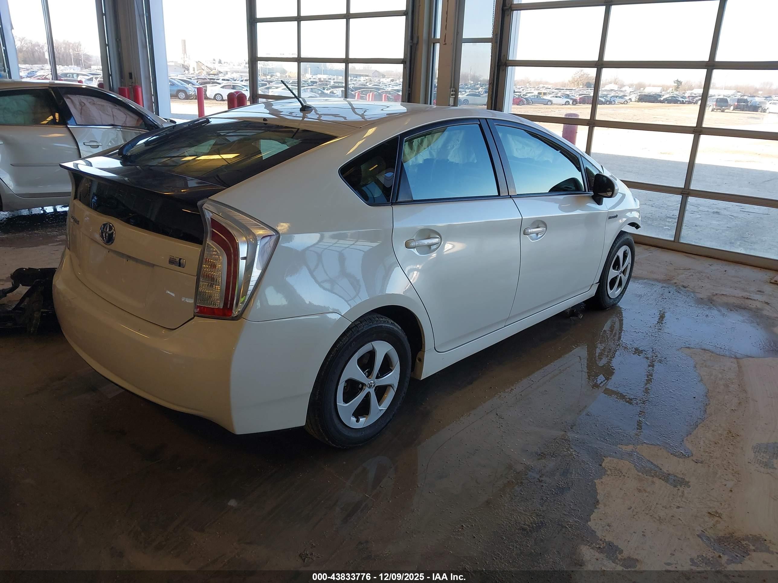 TOYOTA PRIUS image 4