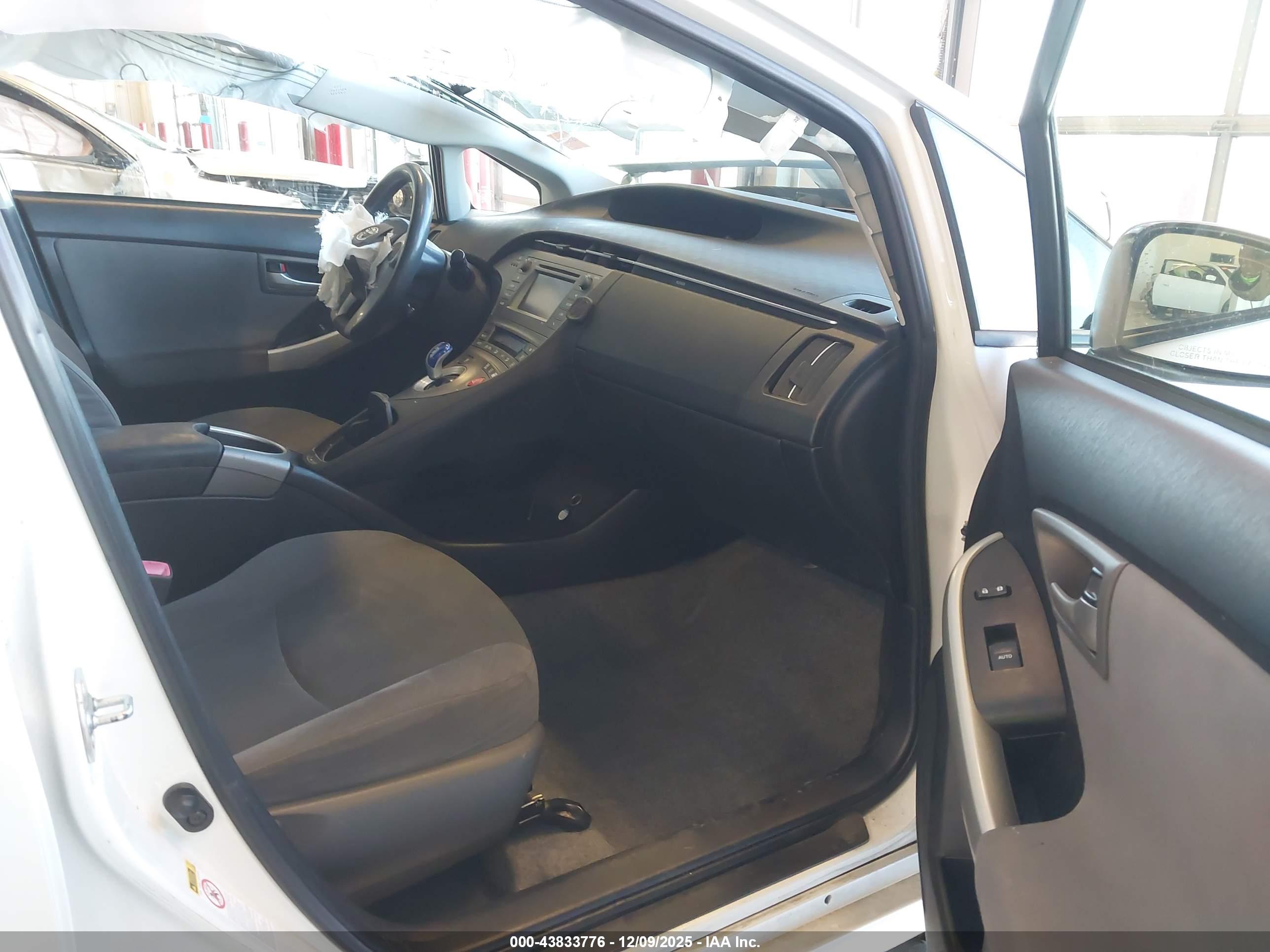 TOYOTA PRIUS image 5