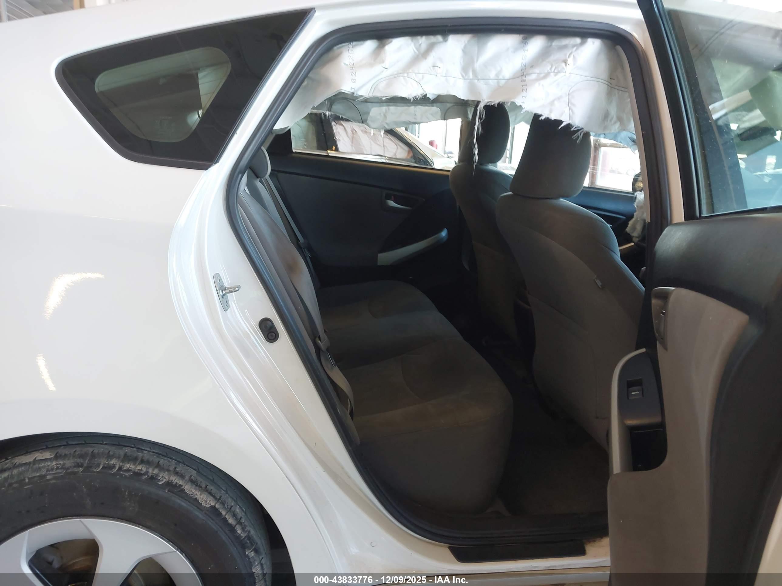 TOYOTA PRIUS image 8